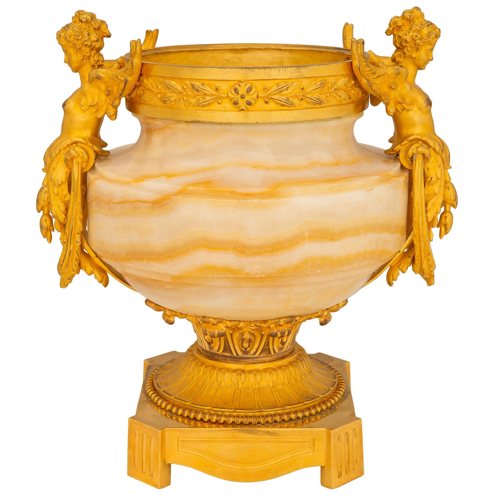 Français Urne en onyx et ormolu du XIXe siècle de style Louis XVI et de la période Belle Époque en vente