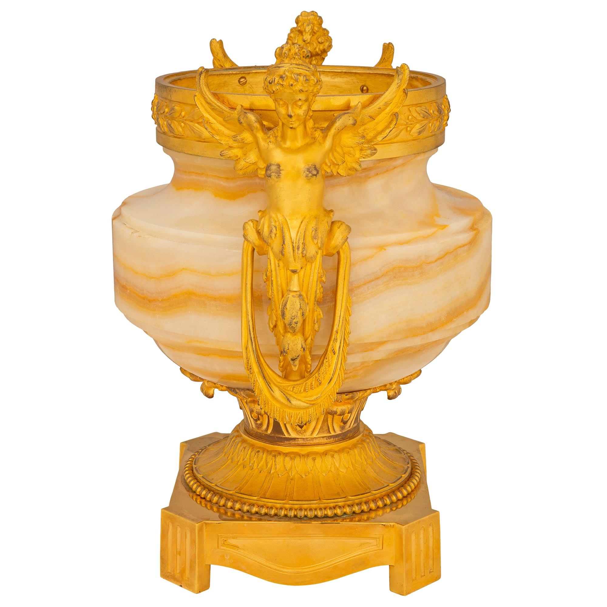 Onyx Urne en onyx et ormolu du XIXe siècle de style Louis XVI et de la période Belle Époque en vente
