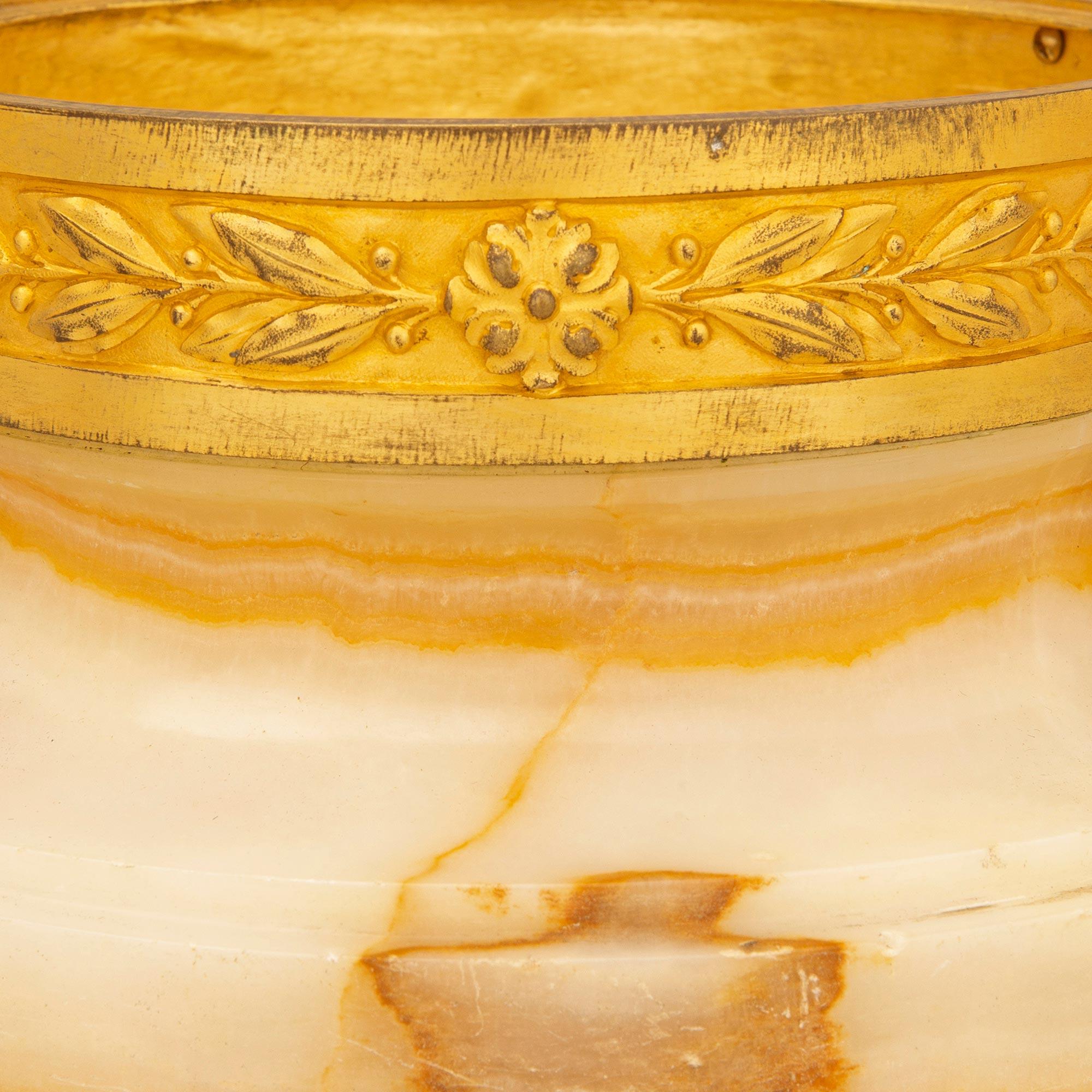 Urne en onyx et ormolu du XIXe siècle de style Louis XVI et de la période Belle Époque en vente 2