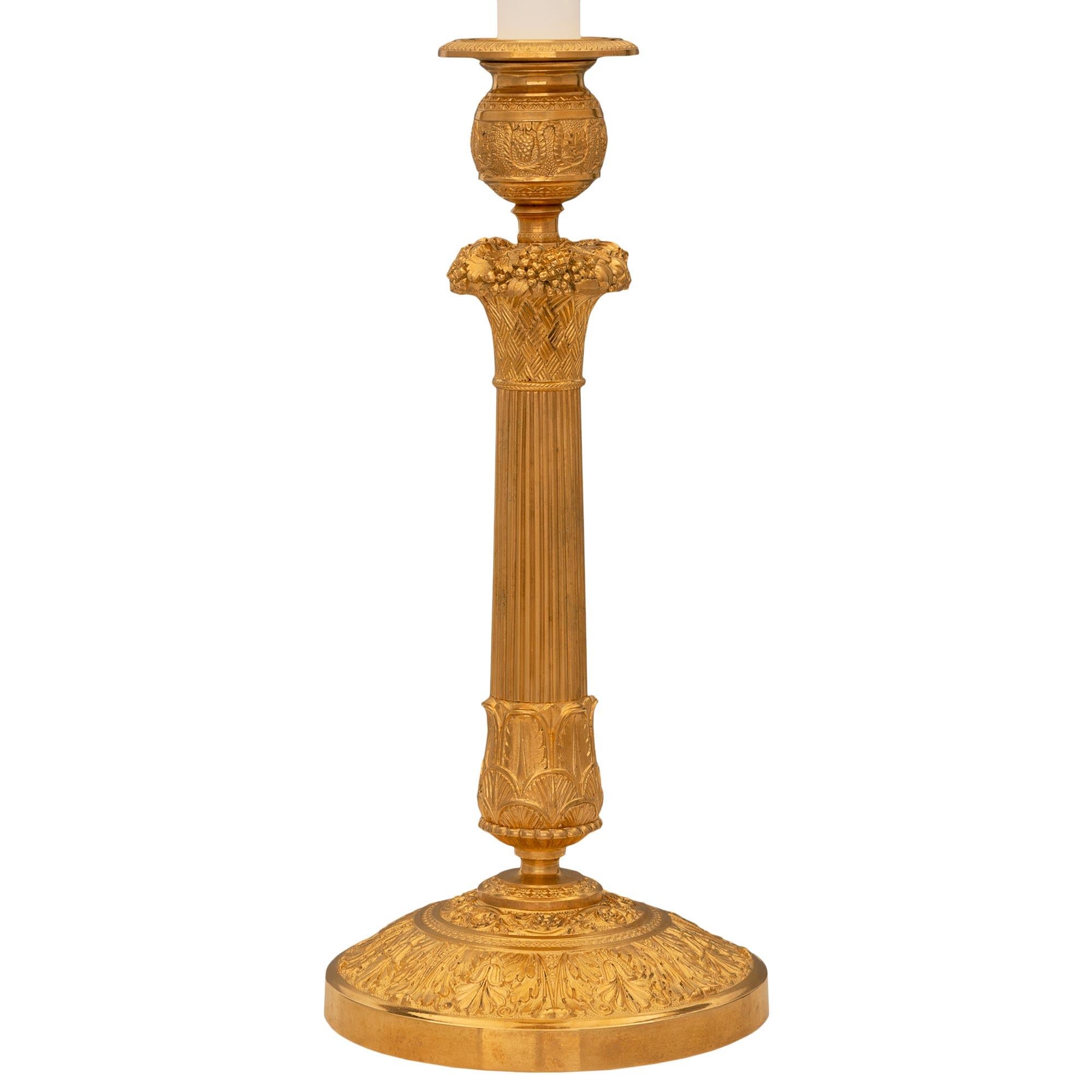 Élégante lampe chandelier en bronze doré de très haute qualité, d'époque Belle Époque et de style Louis XVI, du XIXe siècle. Chaque lampe est surmontée d'une base circulaire ornée d'un bandeau de feuillage enveloppant finement détaillé et présentant