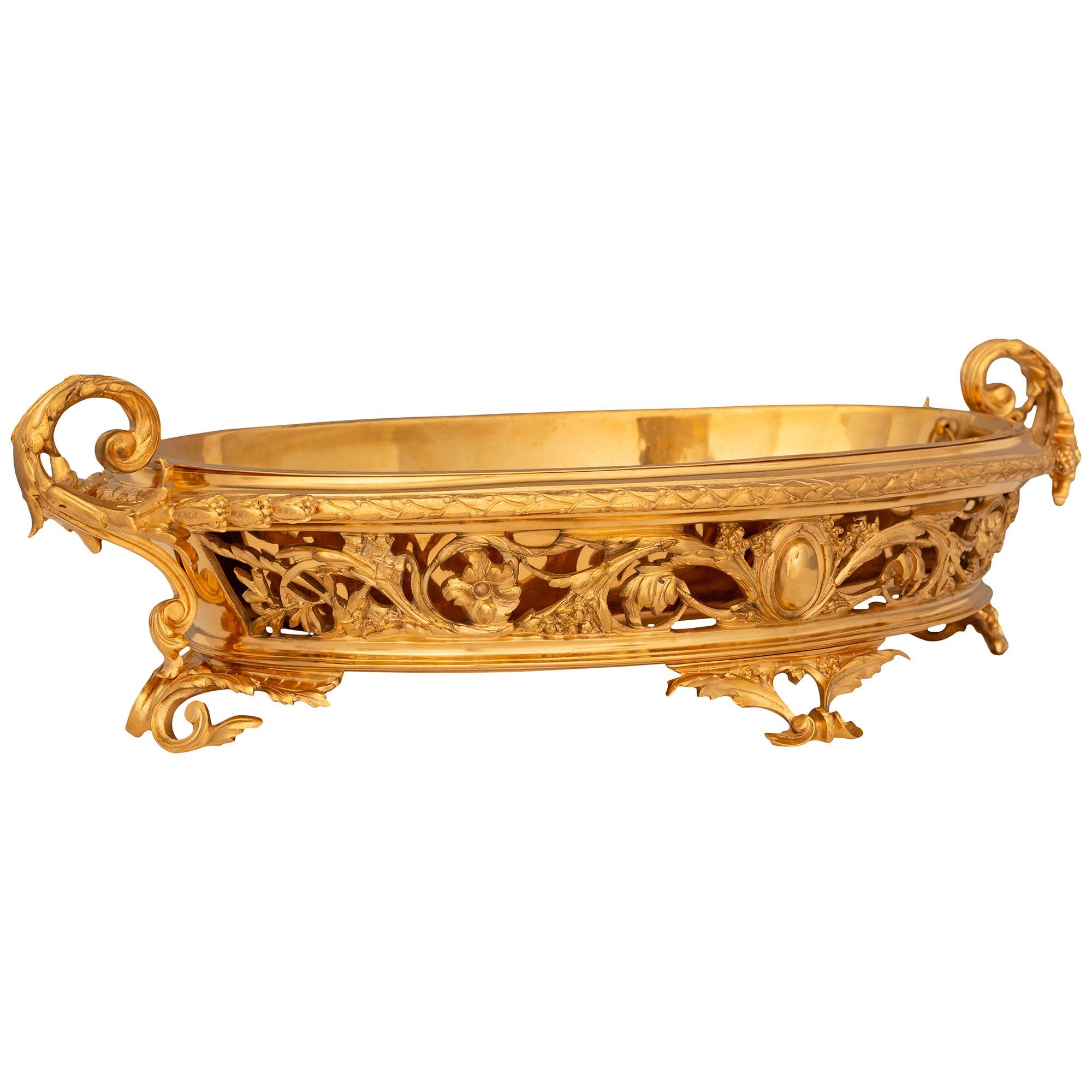 Français Centre de table en bronze doré de style Louis XVI de la Belle Époque en vente