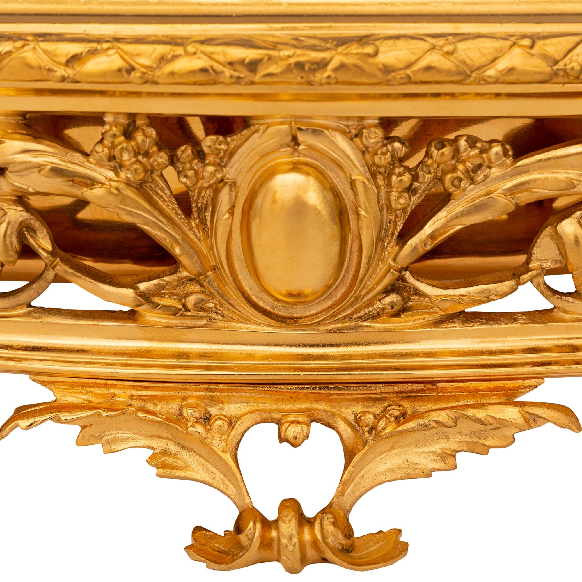 Bronze doré Centre de table en bronze doré de style Louis XVI de la Belle Époque en vente