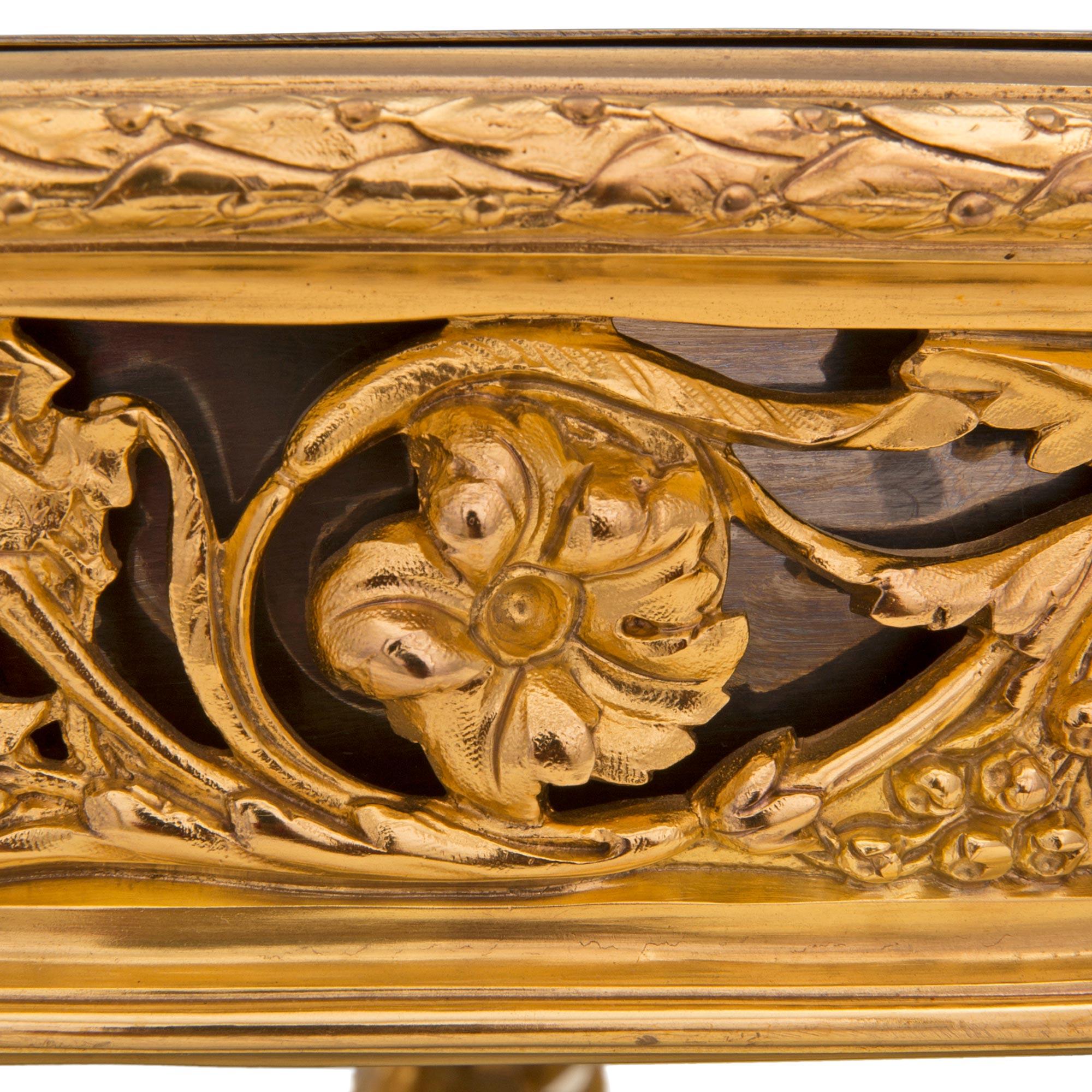 Bronze doré Centre de table en bronze doré d'époque St. Belle poque du 19ème siècle de style Louis XVI en vente
