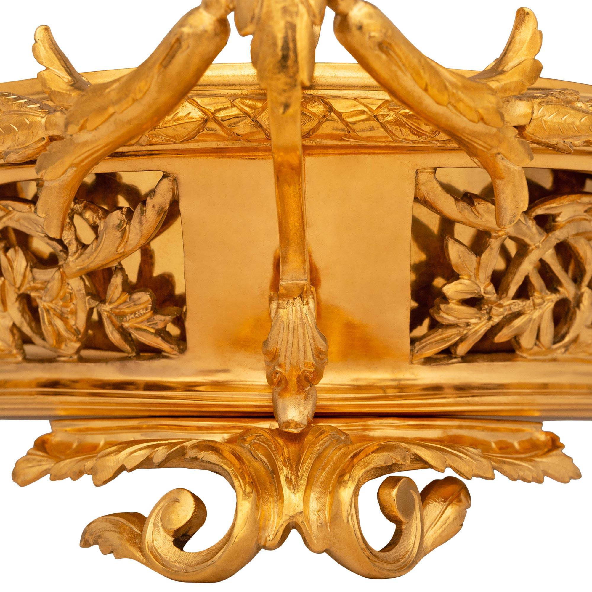Centre de table en bronze doré de style Louis XVI de la Belle Époque en vente 1