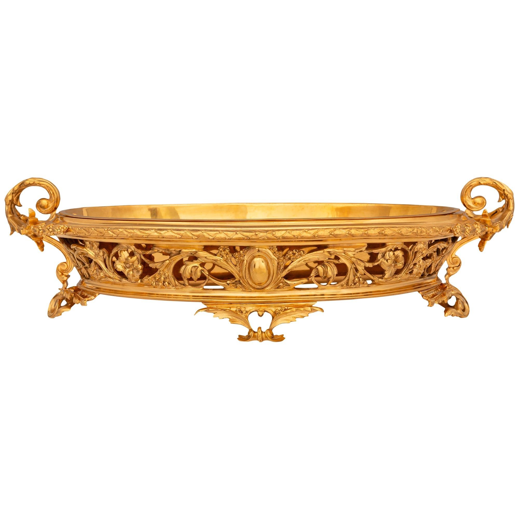 Centre de table en bronze doré de style Louis XVI de la Belle Époque en vente 2