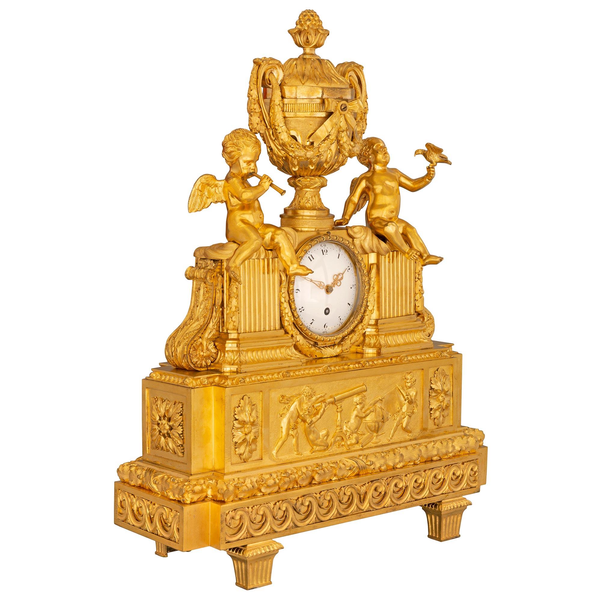 Une exquise horloge française du 19ème siècle, de style Louis XVI et de la période Belle Époque, en bronze doré. L'horloge est surélevée par d'élégants pieds-blocs avec de fines cannelures et les oves. D'impressionnantes volutes vitruviennes en