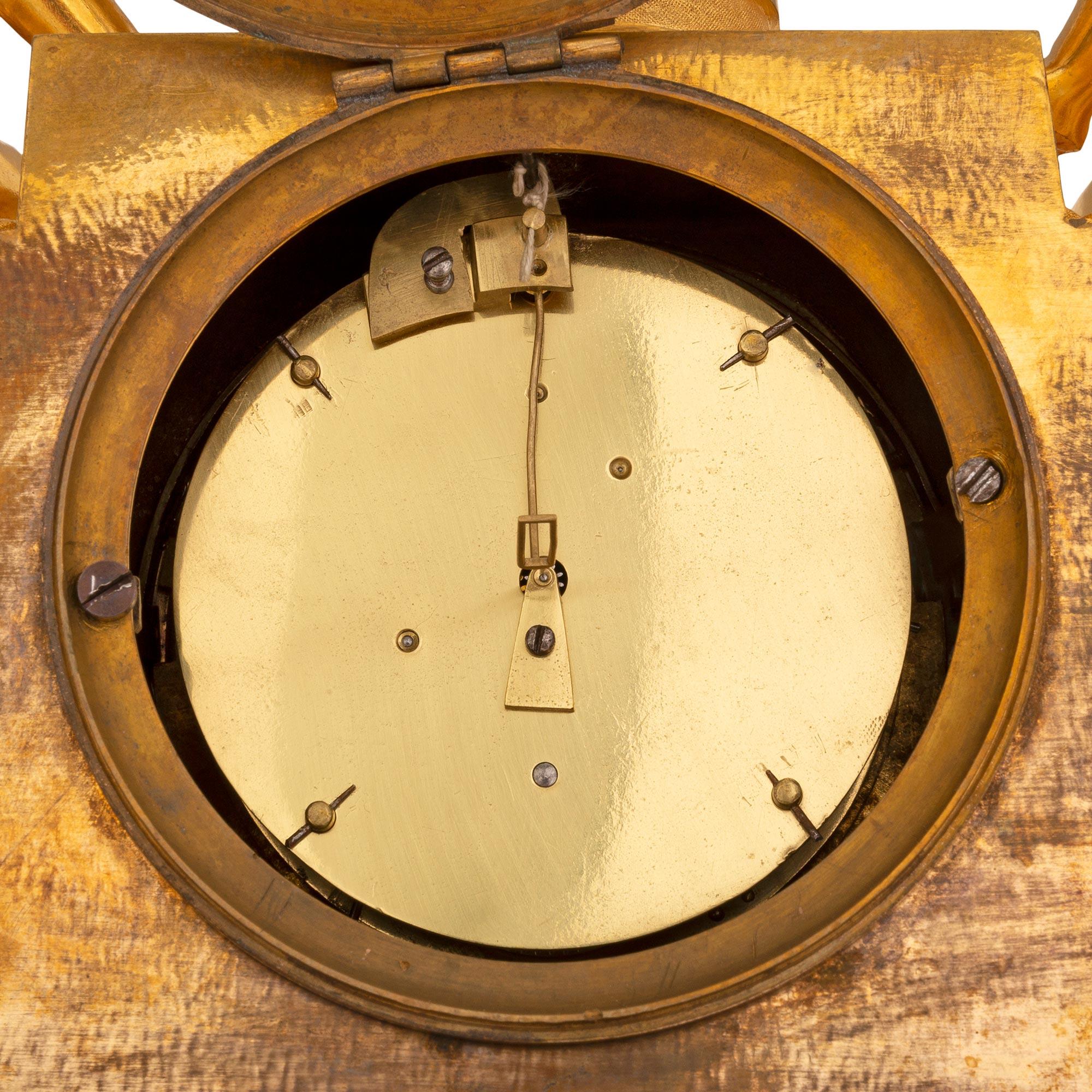 Horloge française du 19ème siècle en bronze doré de style Louis XVI de la période Belle poque en vente 2
