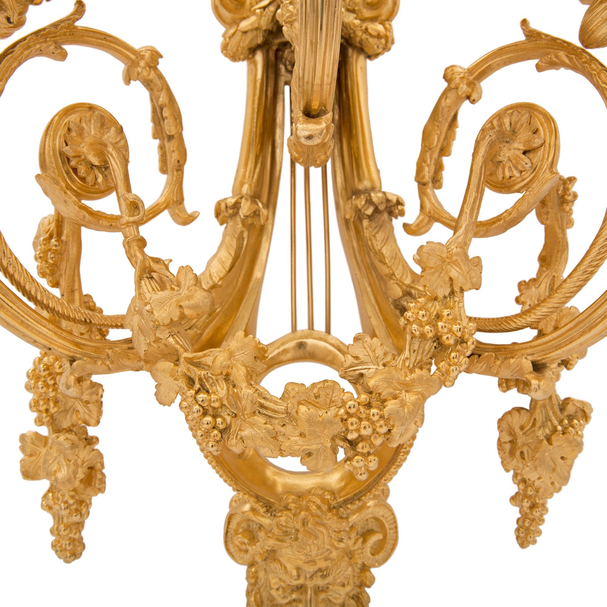Französisch 19. Jahrhundert Louis XVI St. Belle Poque-Periode Goldbronze-Wandleuchter, 19. Jahrhundert im Angebot 3