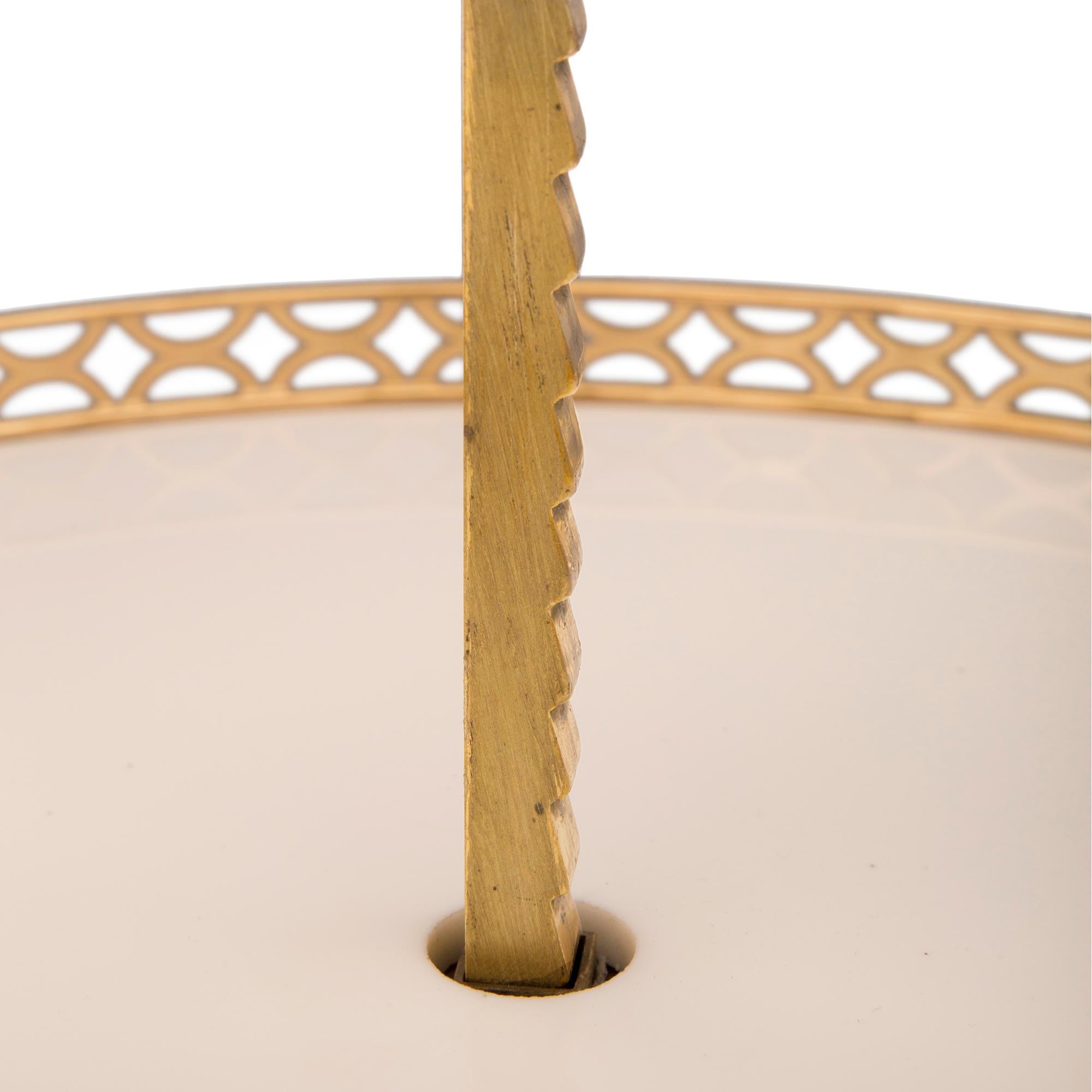 Bronze doré Table d'appoint française du 19ème siècle de style Louis XVI, période Belle Époque en vente