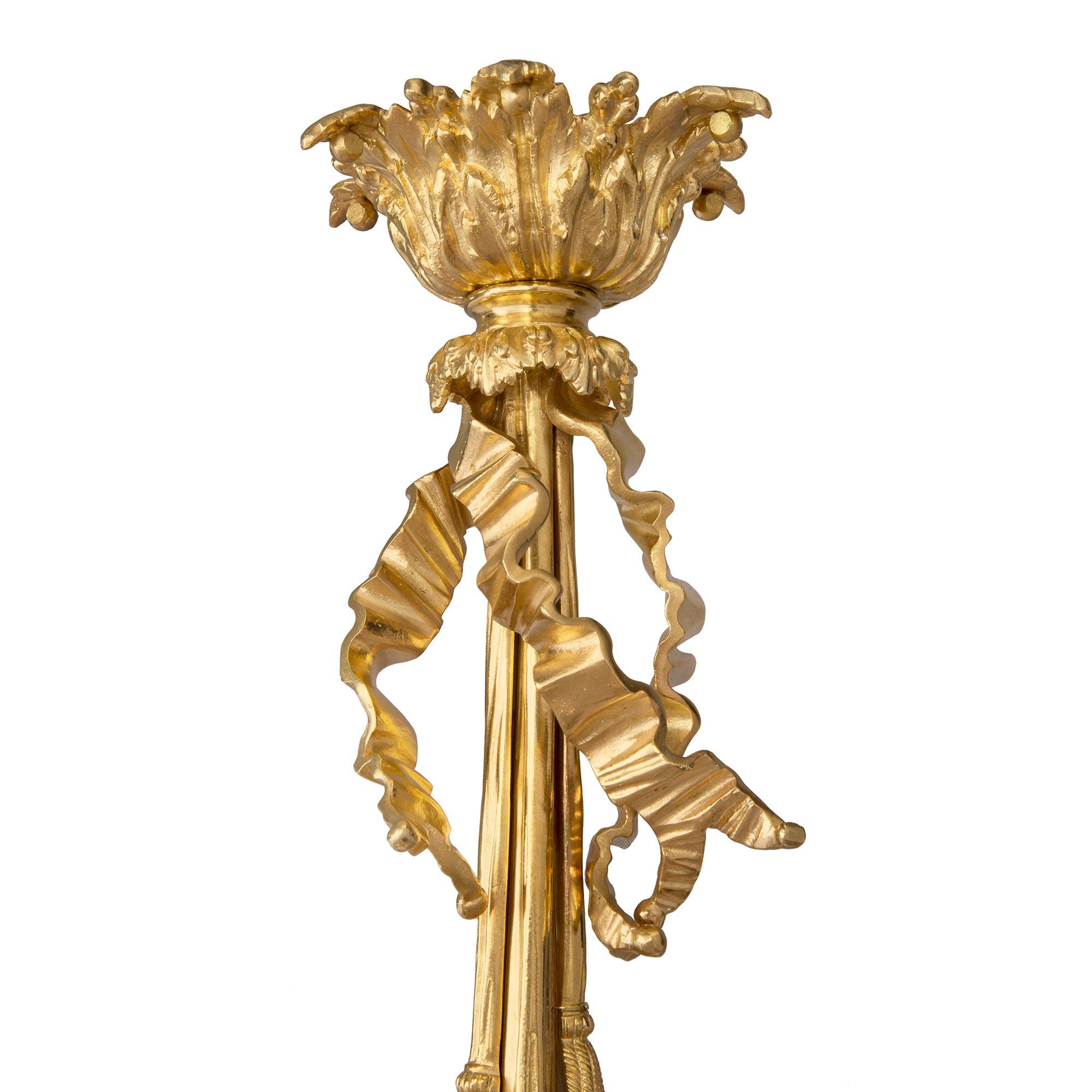 Sechsarmiger Goldbronze-Kronleuchter aus der Louis-XVI-Stil der französischen Belle Poque-Periode des 19. Jahrhunderts (Belle Époque) im Angebot