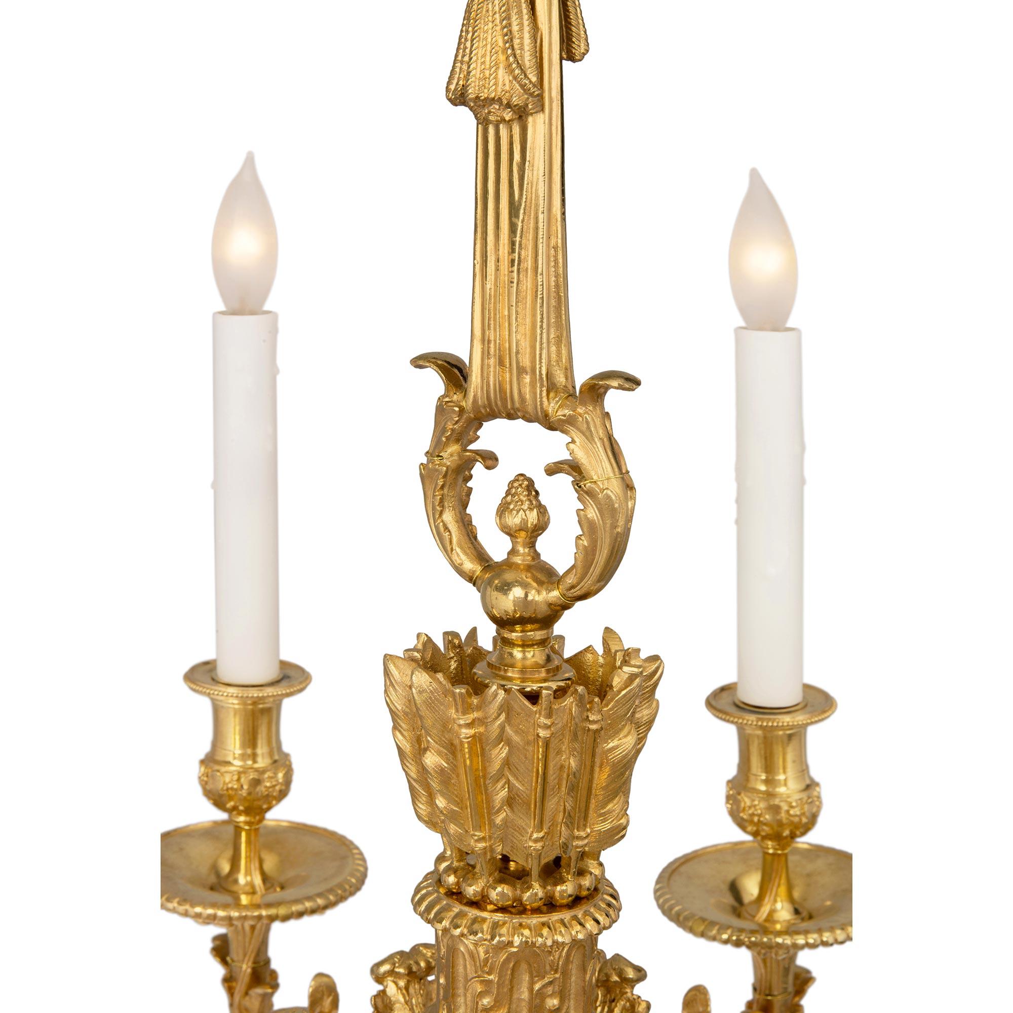 Sechsarmiger Goldbronze-Kronleuchter aus der Louis-XVI-Stil der französischen Belle Poque-Periode des 19. Jahrhunderts (Französisch) im Angebot