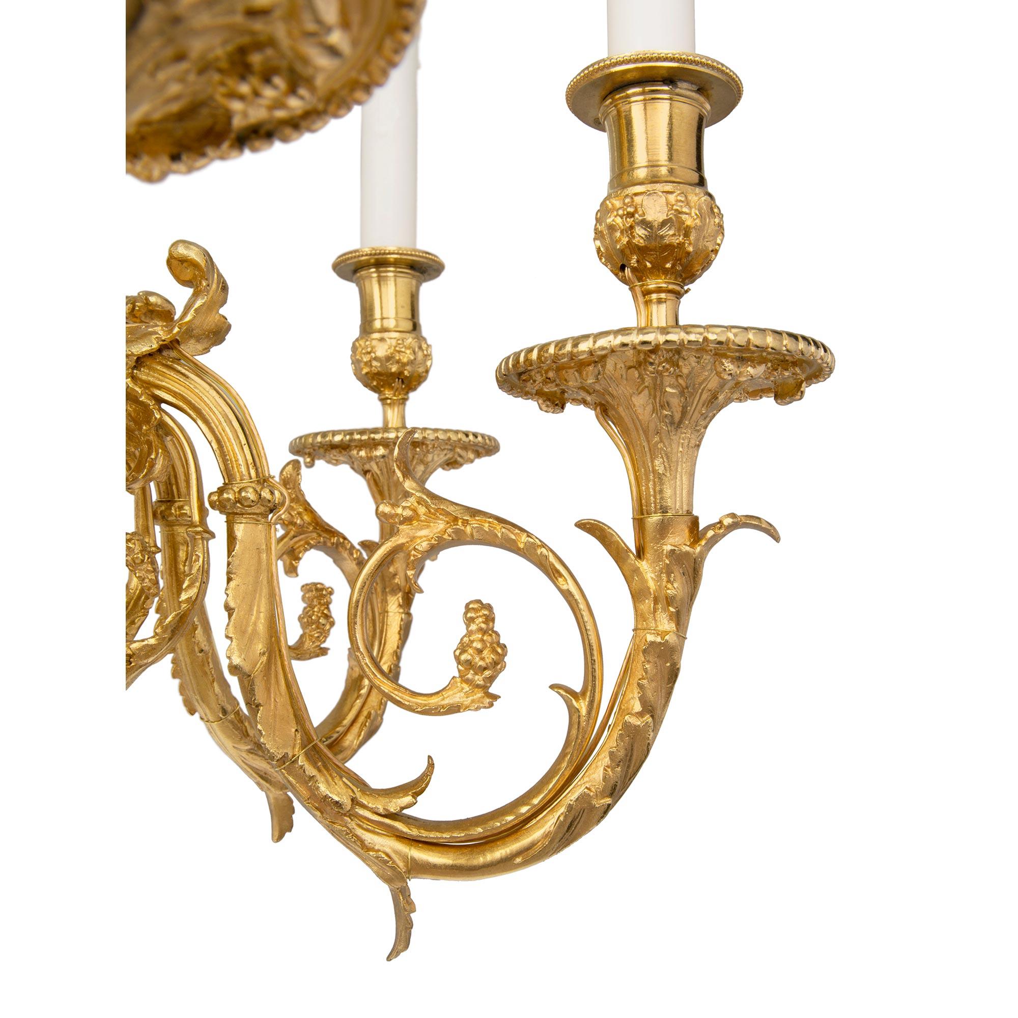 Sechsarmiger Goldbronze-Kronleuchter aus der Louis-XVI-Stil der französischen Belle Poque-Periode des 19. Jahrhunderts im Angebot 1