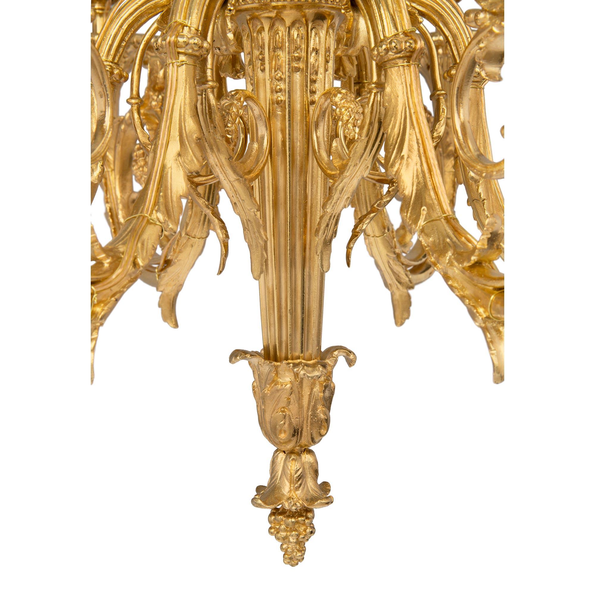 Sechsarmiger Goldbronze-Kronleuchter aus der Louis-XVI-Stil der französischen Belle Poque-Periode des 19. Jahrhunderts im Angebot 2