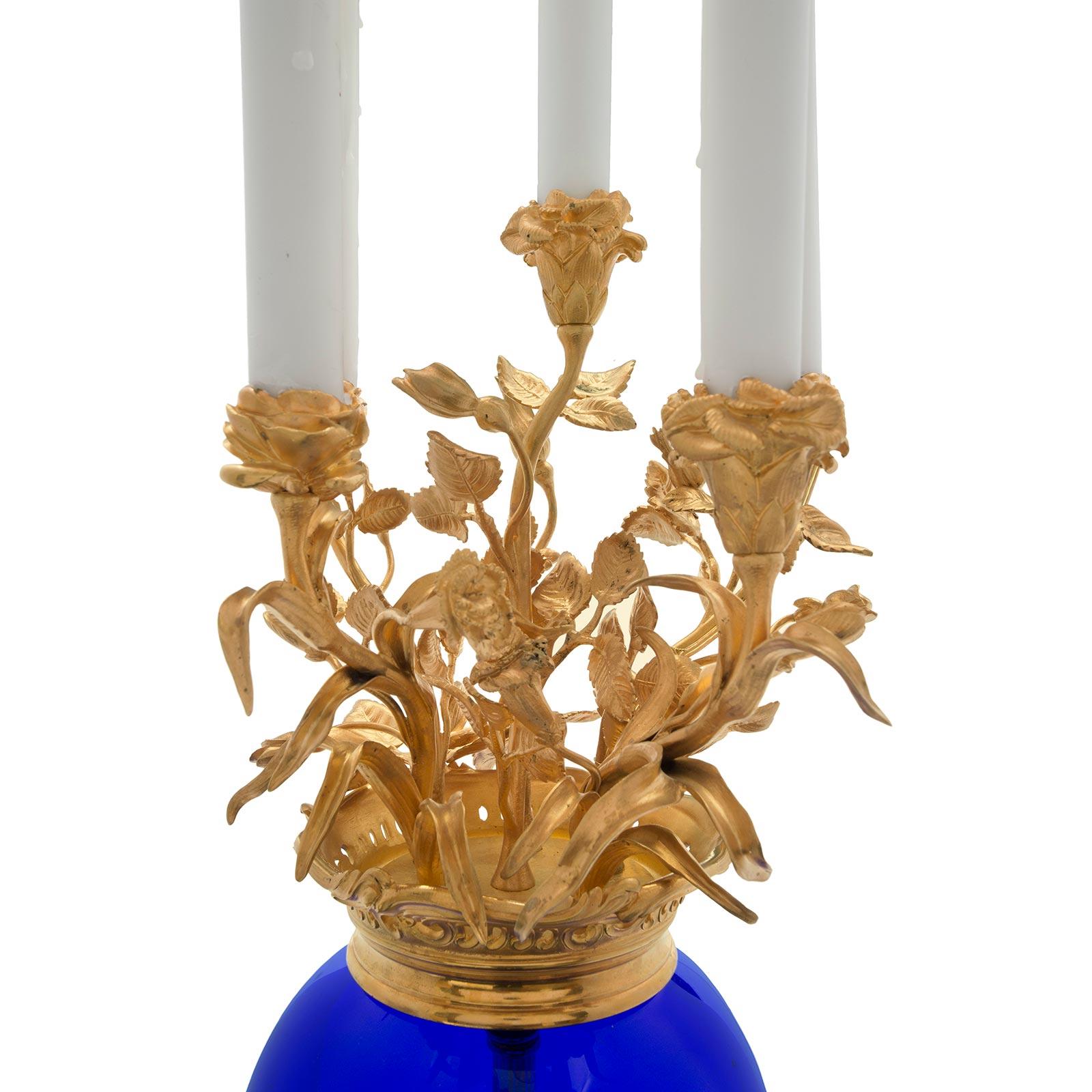 Français Lampe candélabre française du XIXe siècle de style Louis XVI en verre bleu et bronze doré en vente