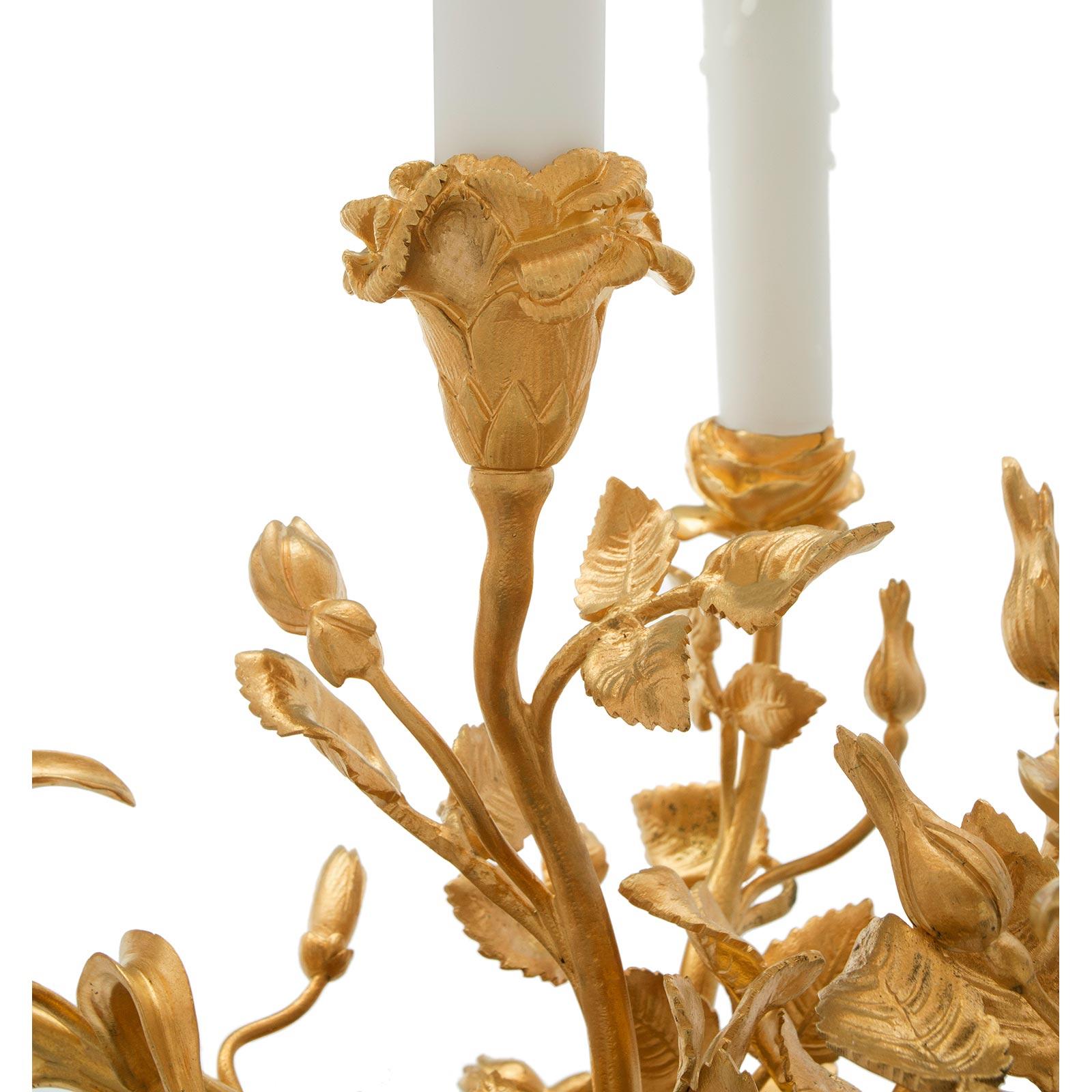 Lampe candélabre française du XIXe siècle de style Louis XVI en verre bleu et bronze doré Bon état - En vente à West Palm Beach, FL