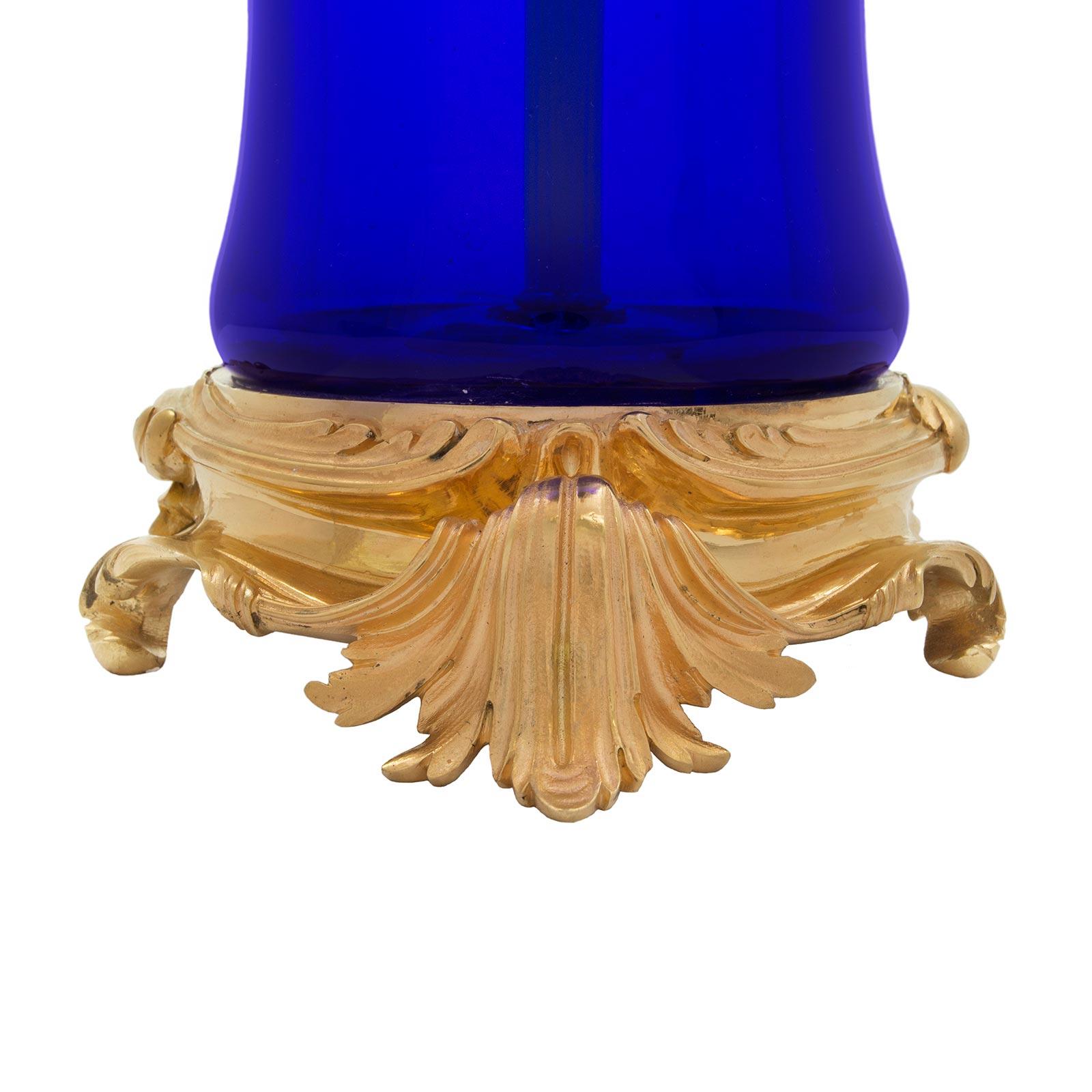 Verre Lampe candélabre française du XIXe siècle de style Louis XVI en verre bleu et bronze doré en vente