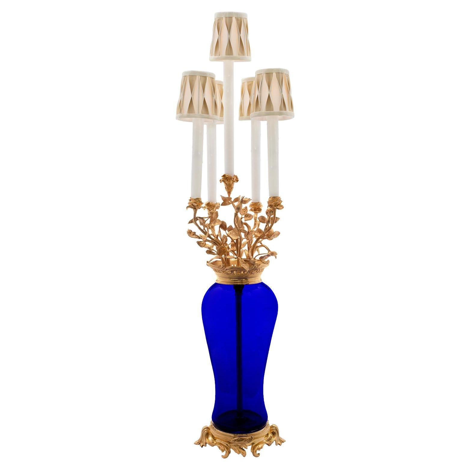 Lampe candélabre française du XIXe siècle de style Louis XVI en verre bleu et bronze doré en vente