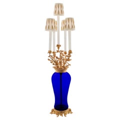 Lampe candélabre française du XIXe siècle de style Louis XVI en verre bleu et bronze doré