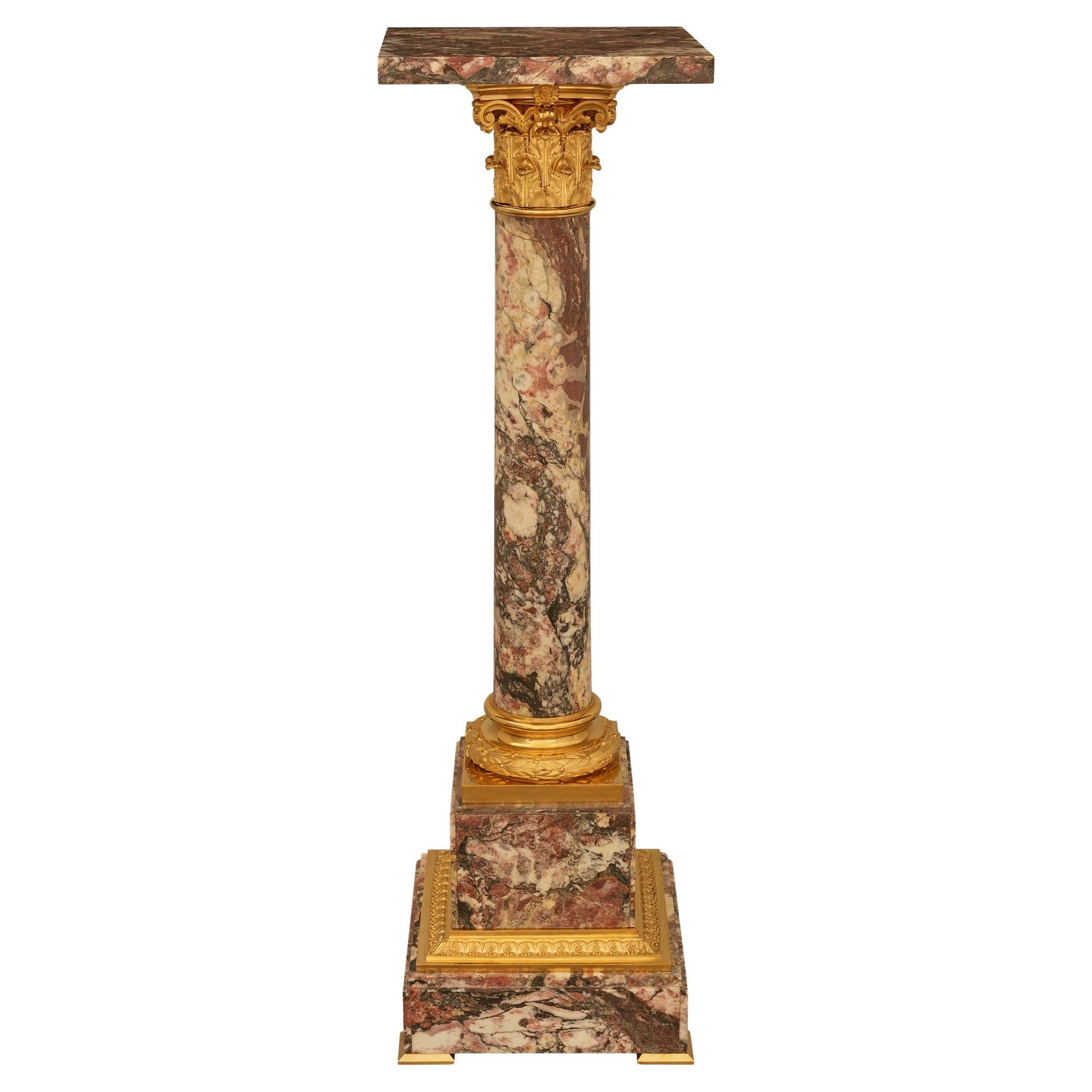 Socle en marbre et bronze doré de style Louis XVI du 19e siècle.