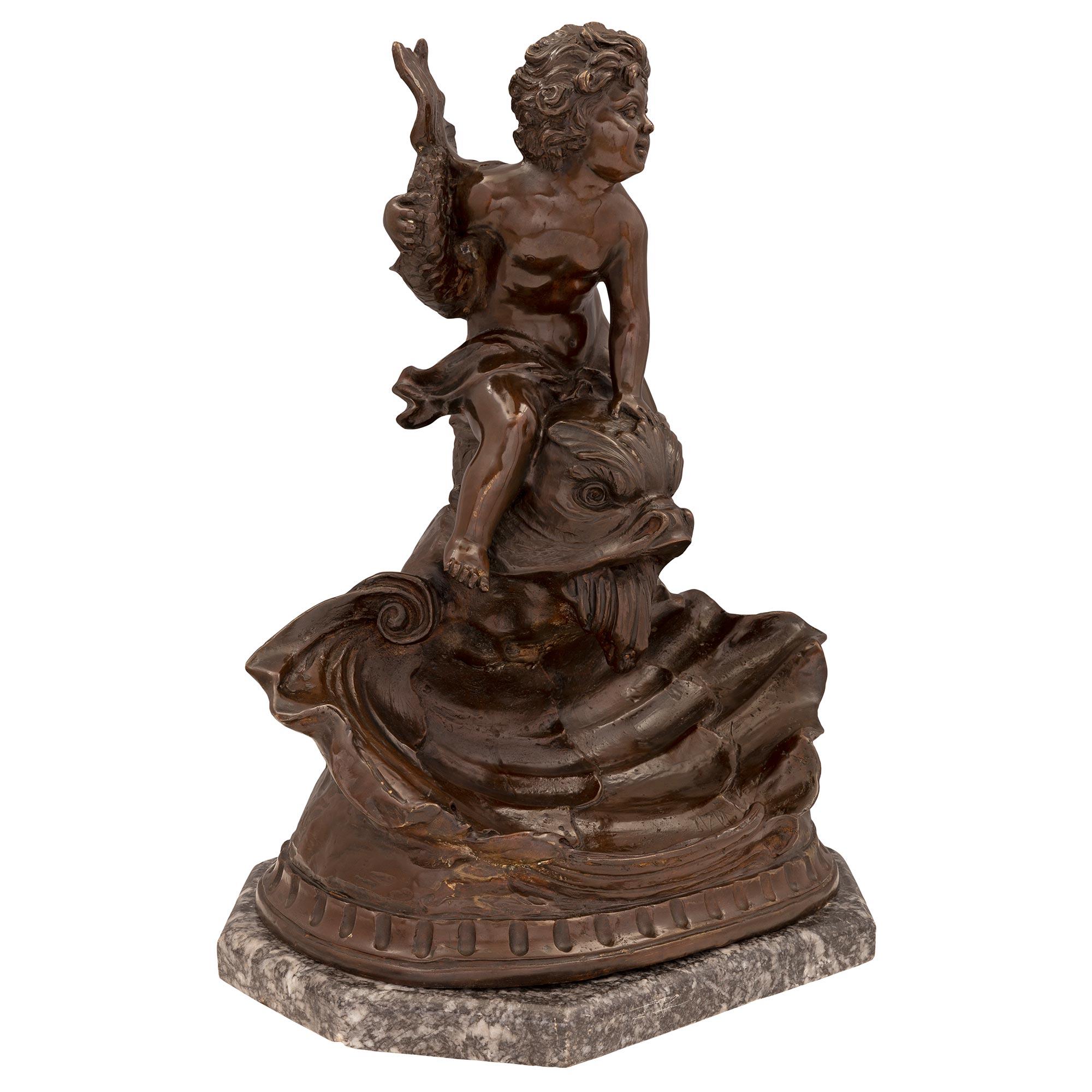 Eine markante französische Statue aus patinierter Bronze und Marmor Gris St. Anne aus dem 19. Jahrhundert, signiert Kinsburger. Die Statue steht auf ihrem eleganten achteckigen Sockel aus Marmor in Gris St. Anne unter der beeindruckenden Schale in