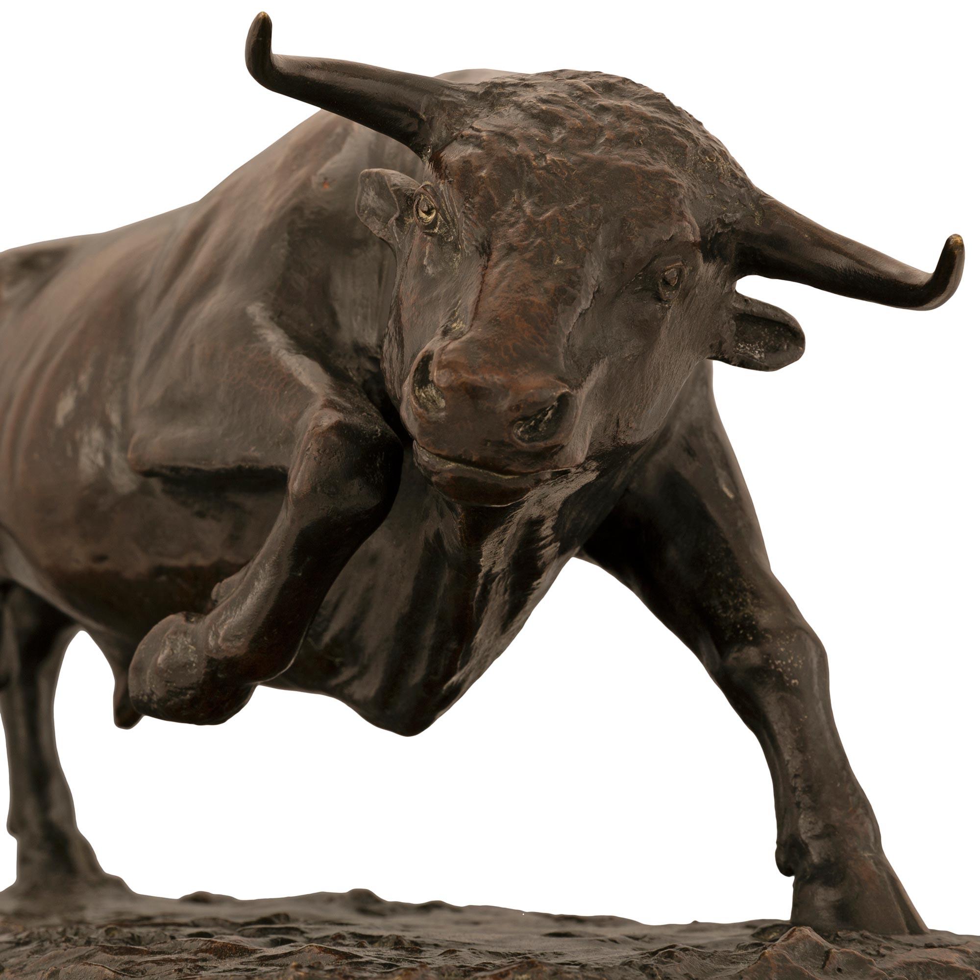 Una straordinaria e impressionante statua in bronzo patinato e marmo Rouge Griotte del XIX secolo di un toro firmato R. Durquet. La statua è sollevata da una base rettangolare in marmo Rouge Griotte. Il superbo toro in bronzo patinato è in piedi su