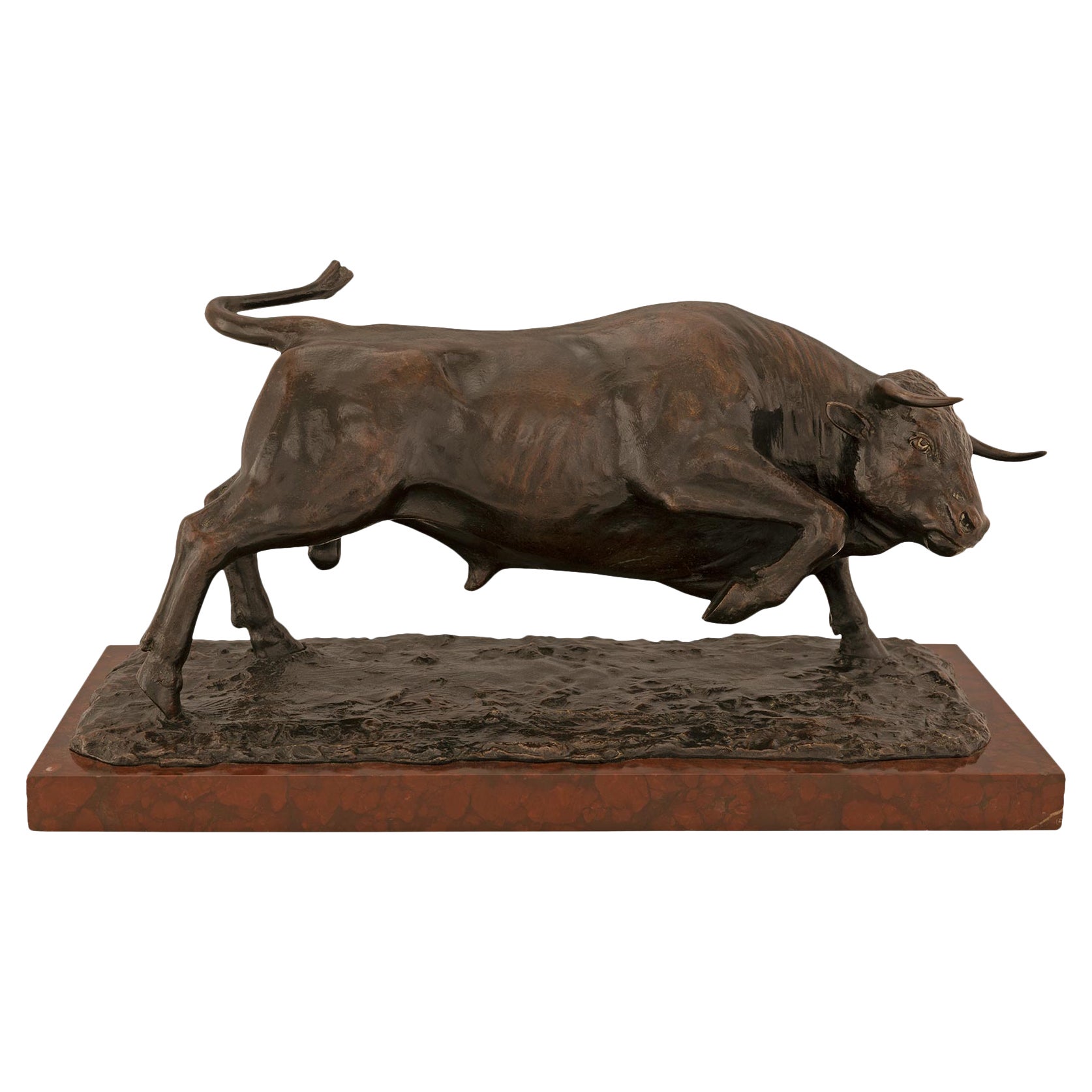 Statue d'un taureau de style Louis XVI du 19ème siècle en bronze et marbre en vente