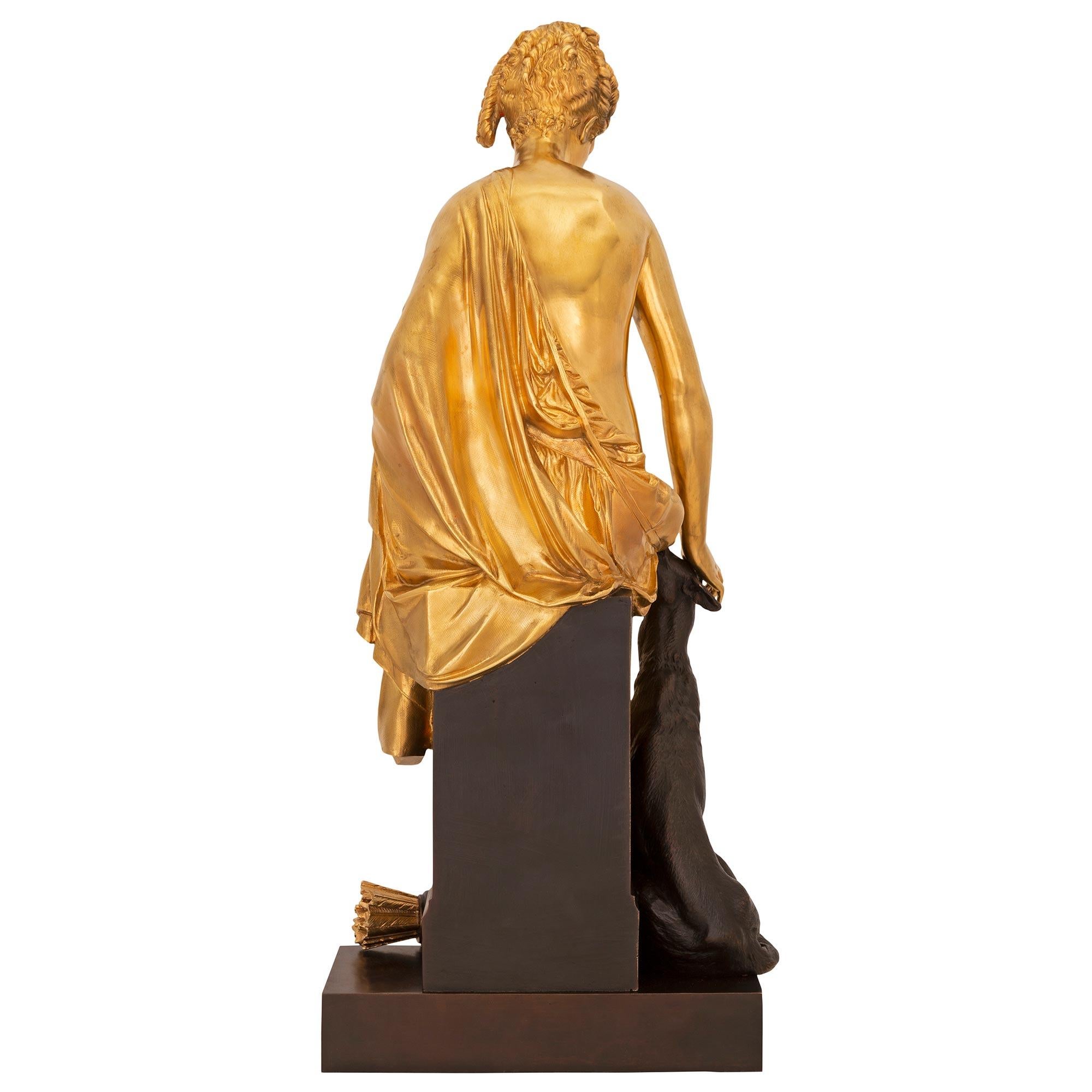 Patiné Statue de Diane et de son chien en bronze et bronze doré de style Louis XVI du XIXe siècle en vente