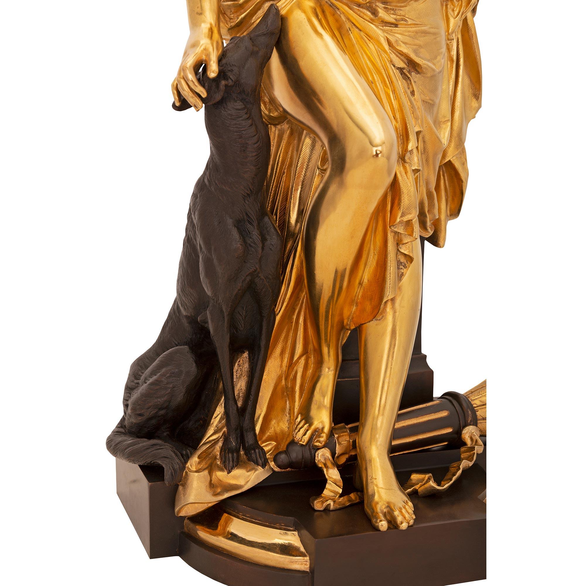 Statue de Diane et de son chien en bronze et bronze doré de style Louis XVI du XIXe siècle en vente 1