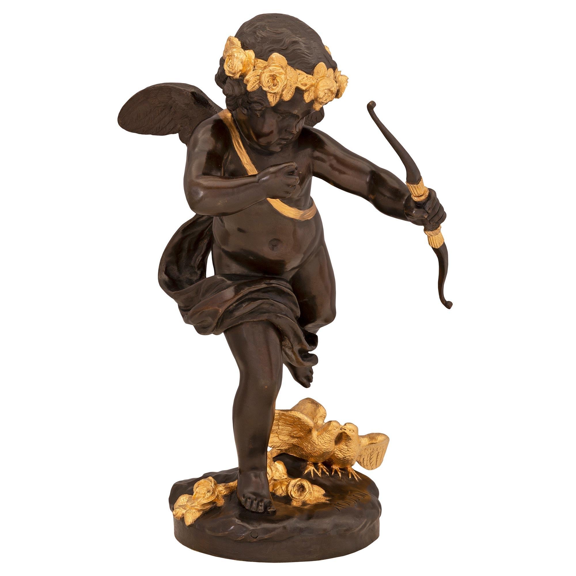 Eine außergewöhnliche und charmante französische Statue aus der Belle Époque des 19. Jahrhunderts aus patinierter Bronze und Ormolu, signiert Houdon. Die Statue wird von einem wunderbar ausgeführten, bodenähnlichen Sockel mit schönen, detaillierten