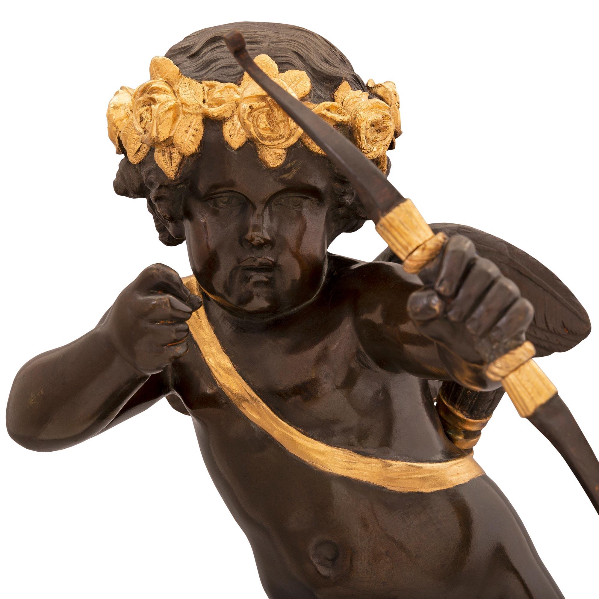 Patiné Statue française du 19ème siècle de style Louis XVI en bronze et bronze doré, signée Houdon en vente