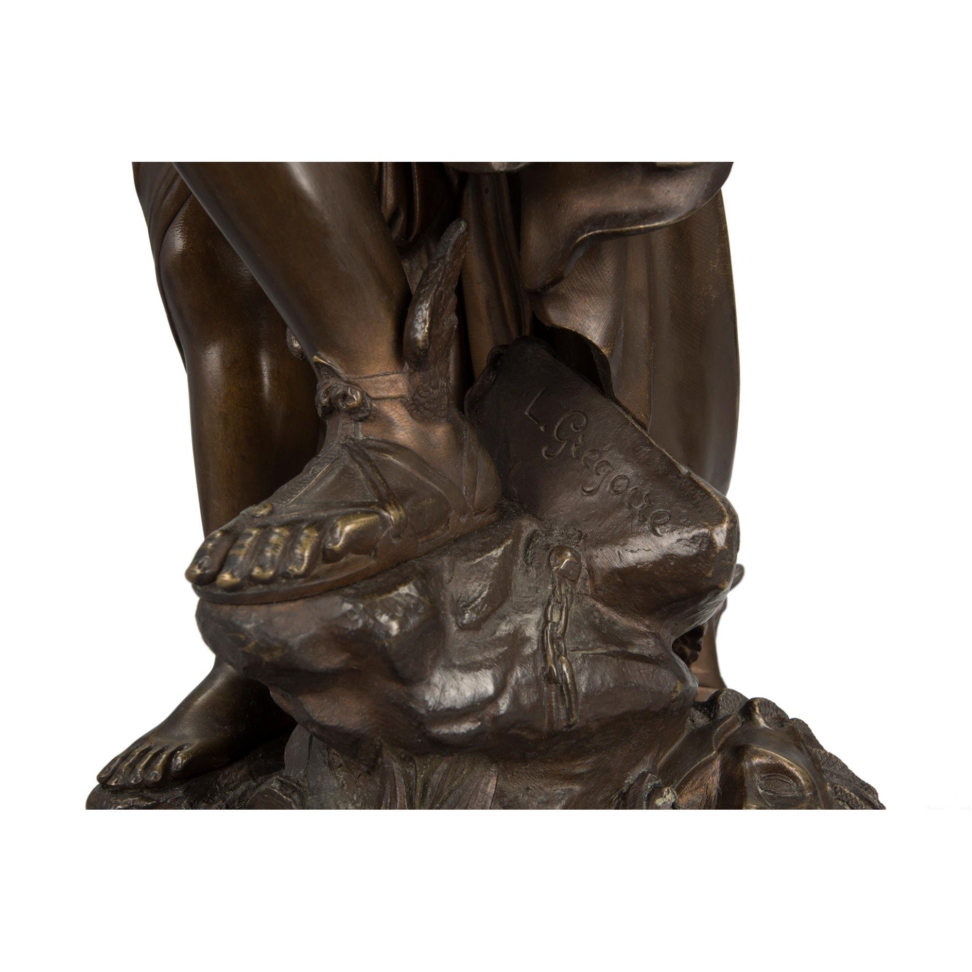 Bronze de style Louis XVI du 19ème siècle représentant la sauvetage d'Andromeda en vente 3