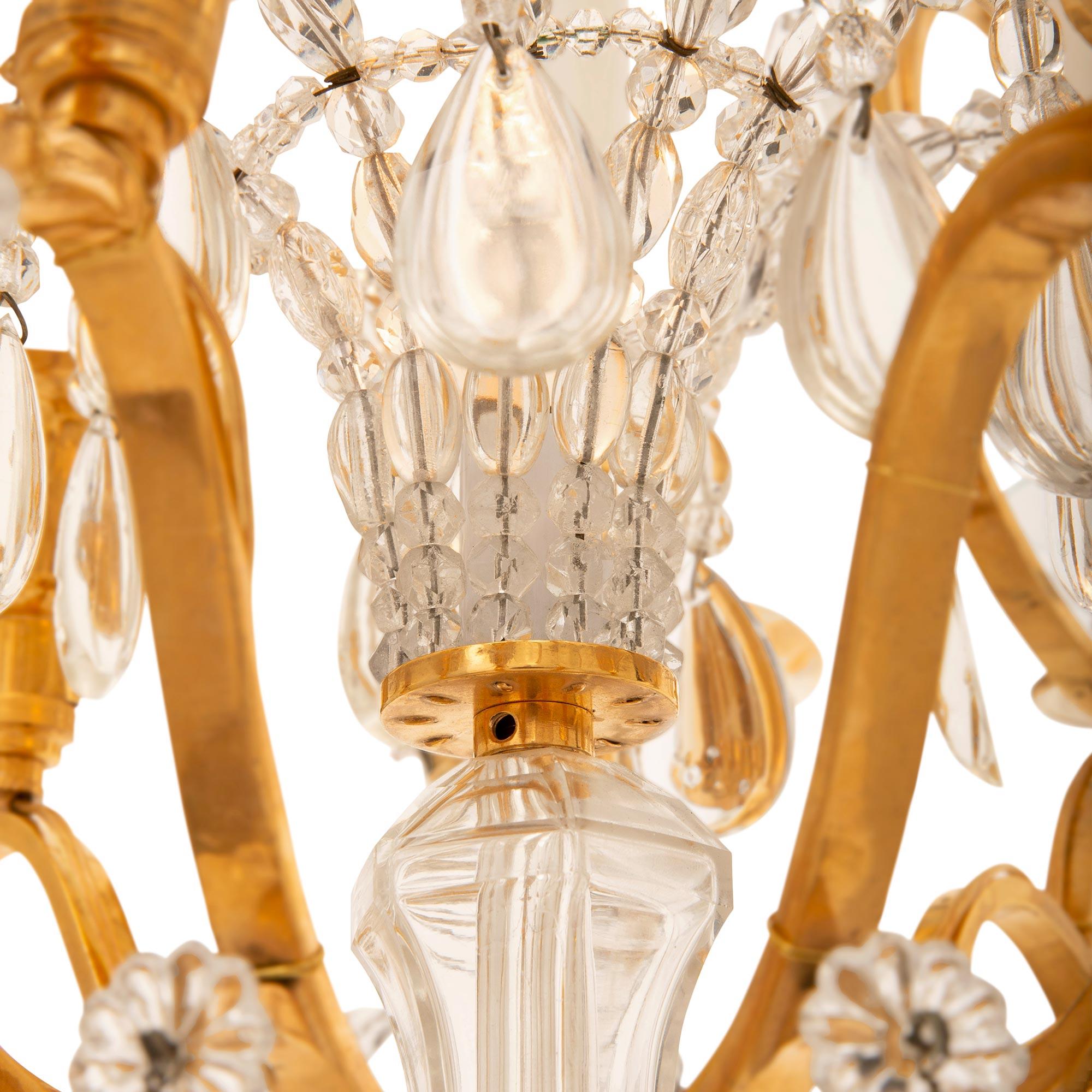 XIXe siècle Lustre français du 19ème siècle de style Louis XVI en bronze, bronze doré et cristal en vente