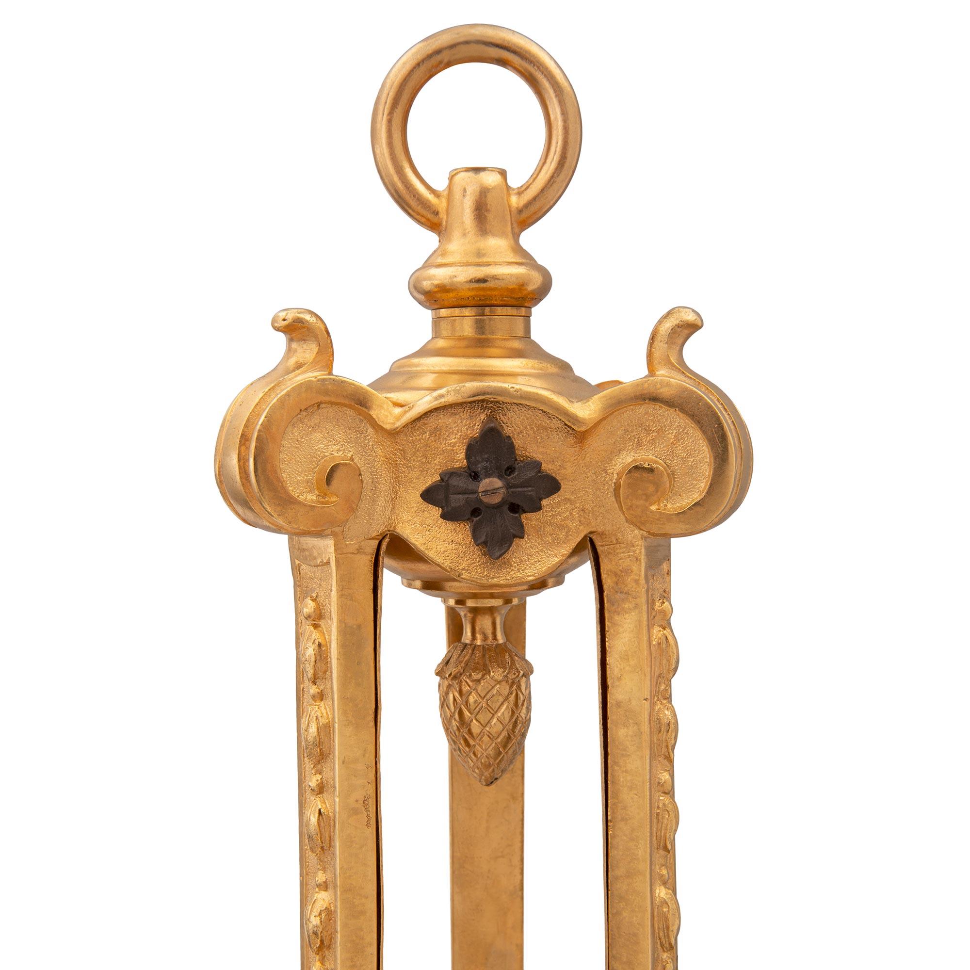 Araña francesa del siglo XIX, estilo Luis XVI, de bronce, ormolu y cristal esmerilado Francés en venta