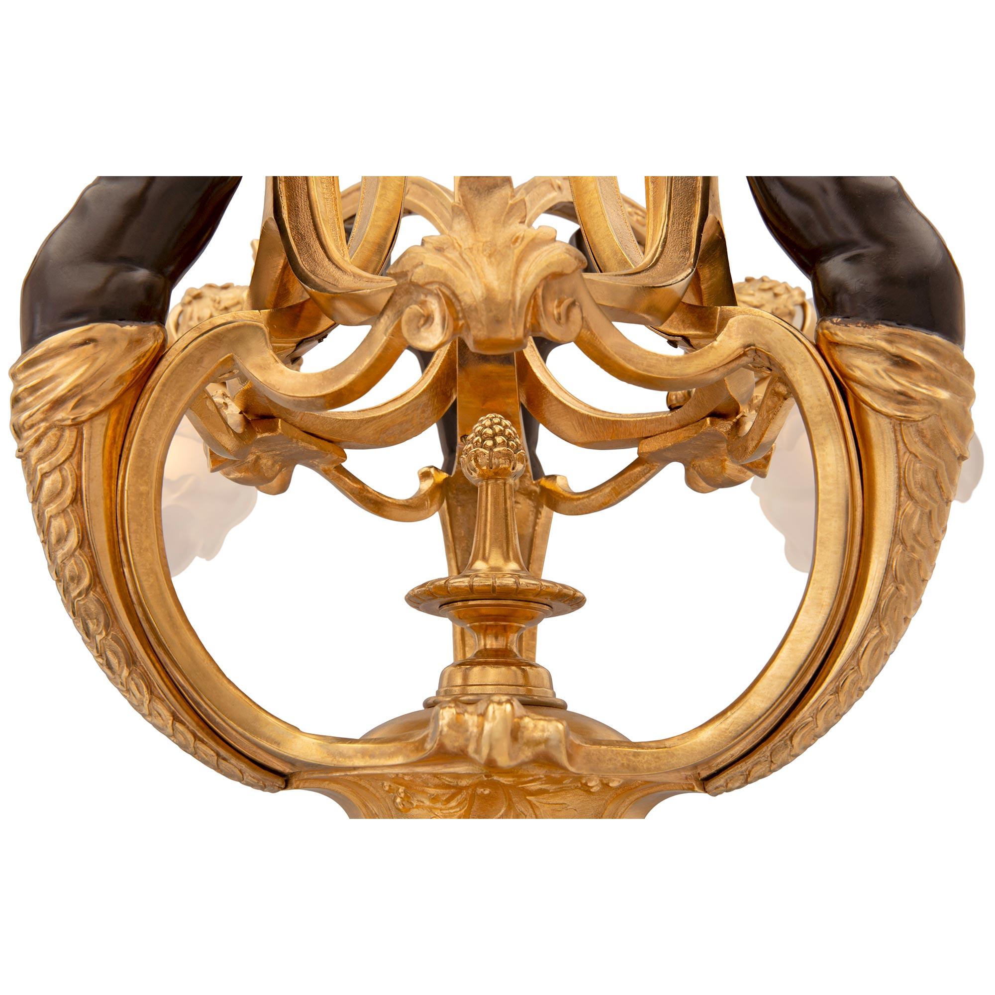 Araña francesa del siglo XIX, estilo Luis XVI, de bronce, ormolu y cristal esmerilado Patinado en venta