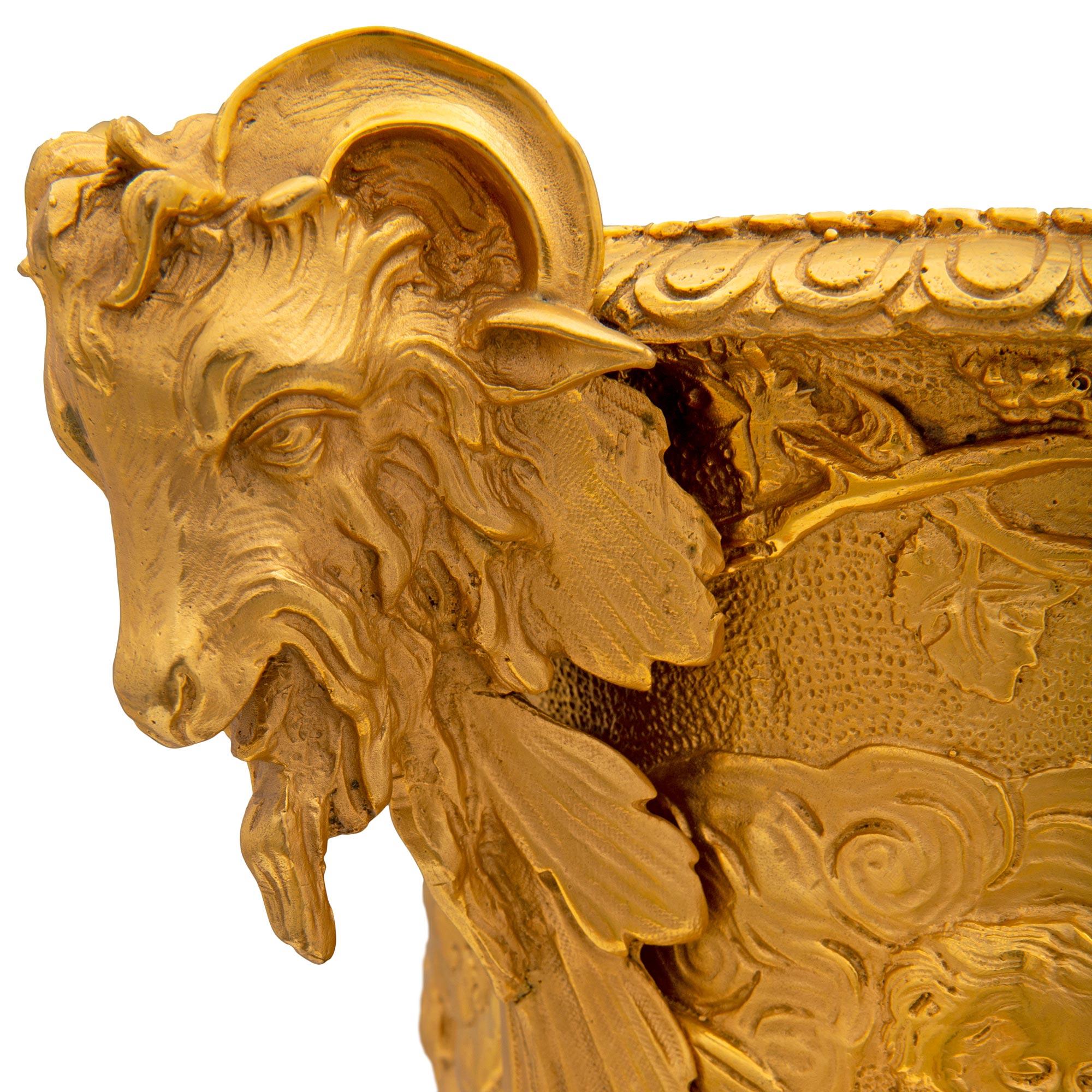 Bronze Centre de table en bronze, bronze doré et marbre de style Louis XVI du XIXe siècle en vente