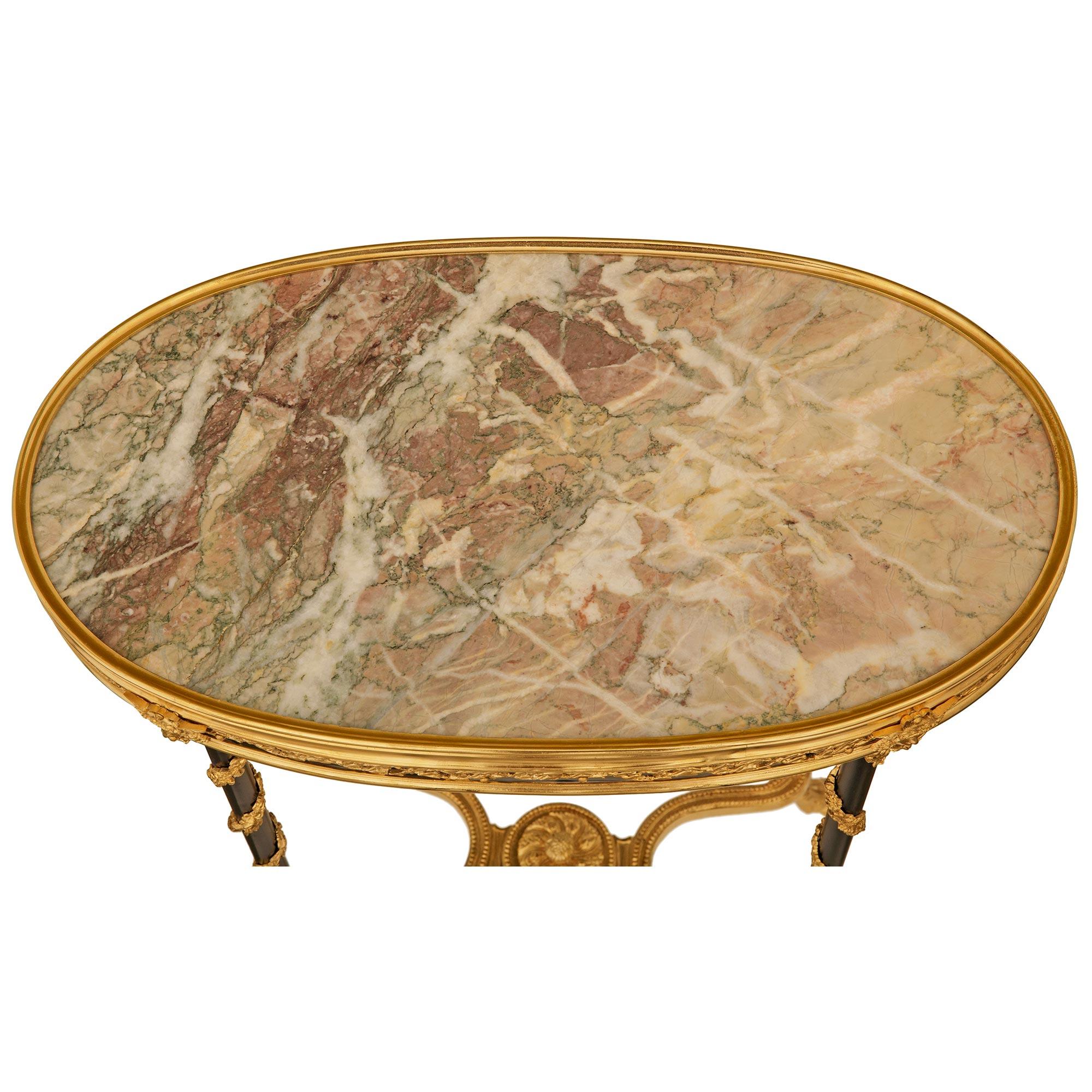 Table d'appoint ovale en bronze, bronze doré et marbre de style Louis XVI du 19ème siècle. en vente 4