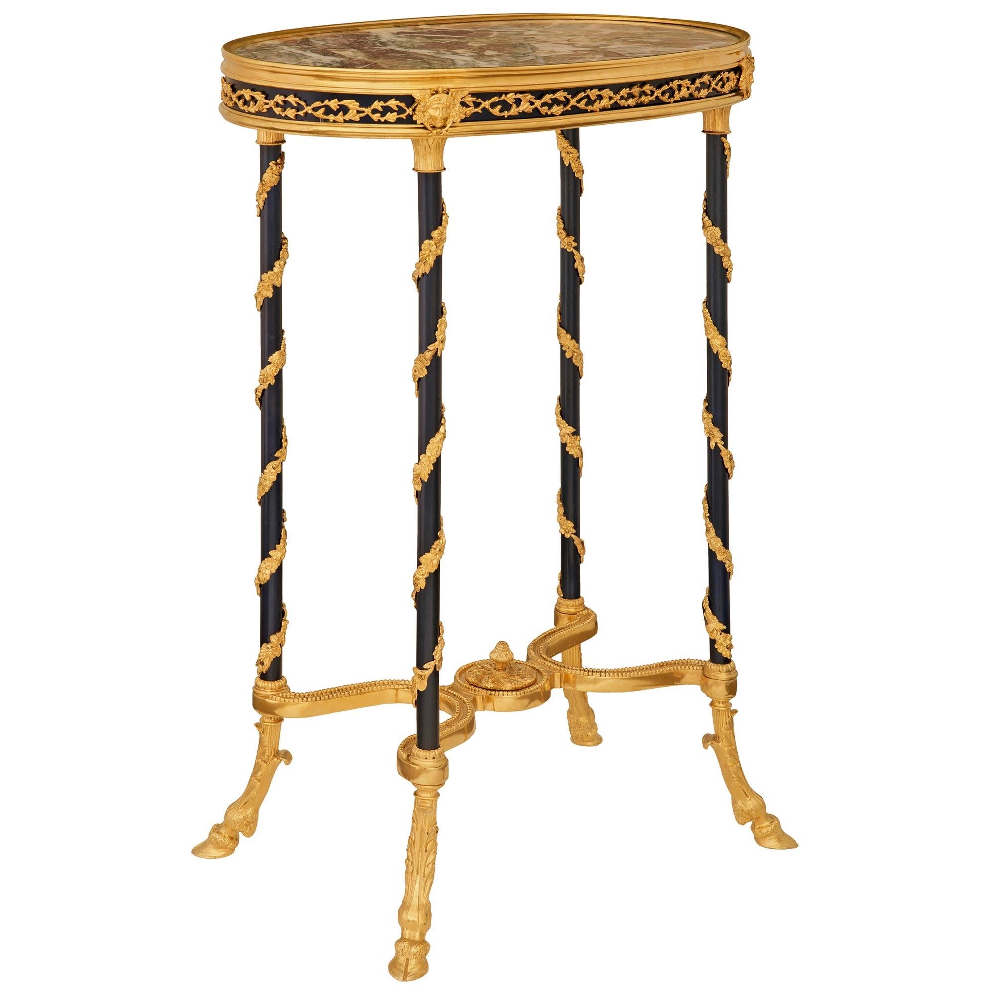 Français Table d'appoint ovale en bronze, bronze doré et marbre de style Louis XVI du 19ème siècle. en vente