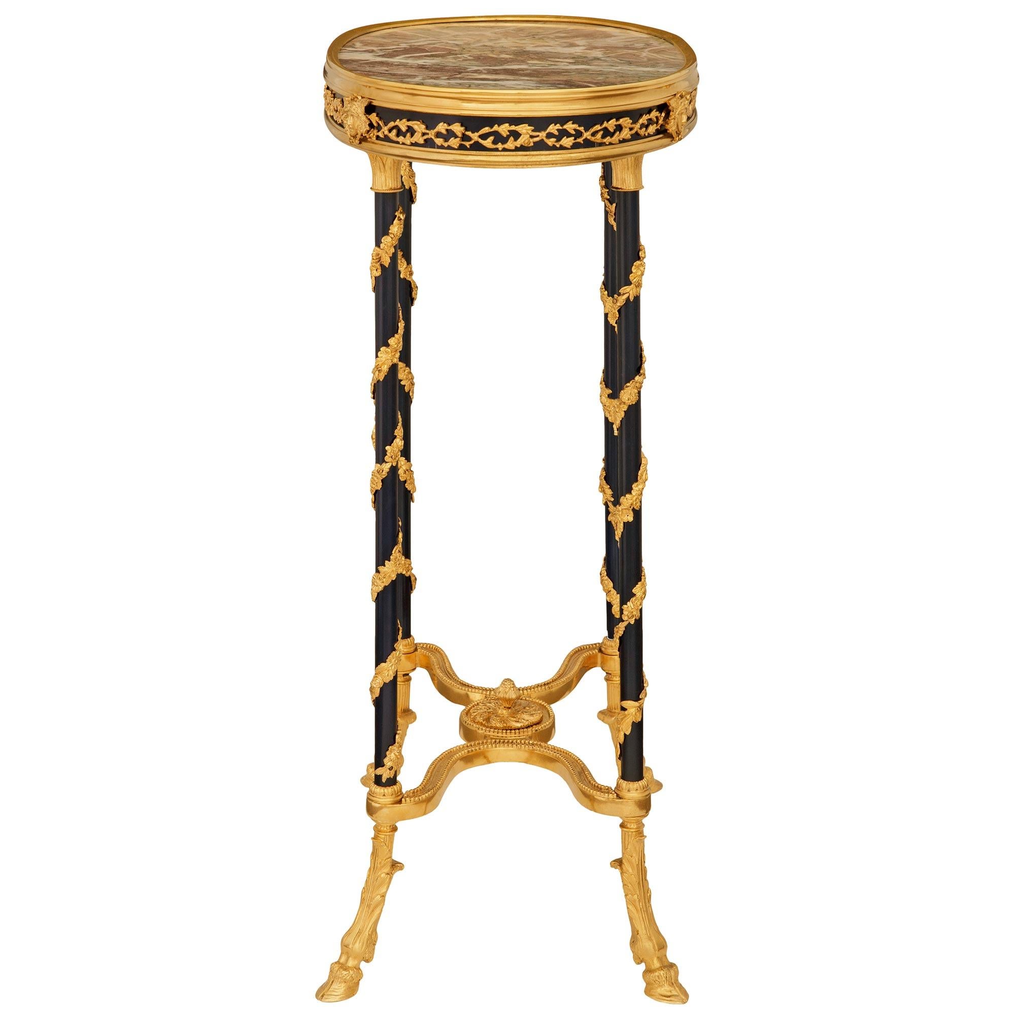 Table d'appoint ovale en bronze, bronze doré et marbre de style Louis XVI du 19ème siècle. Bon état - En vente à West Palm Beach, FL