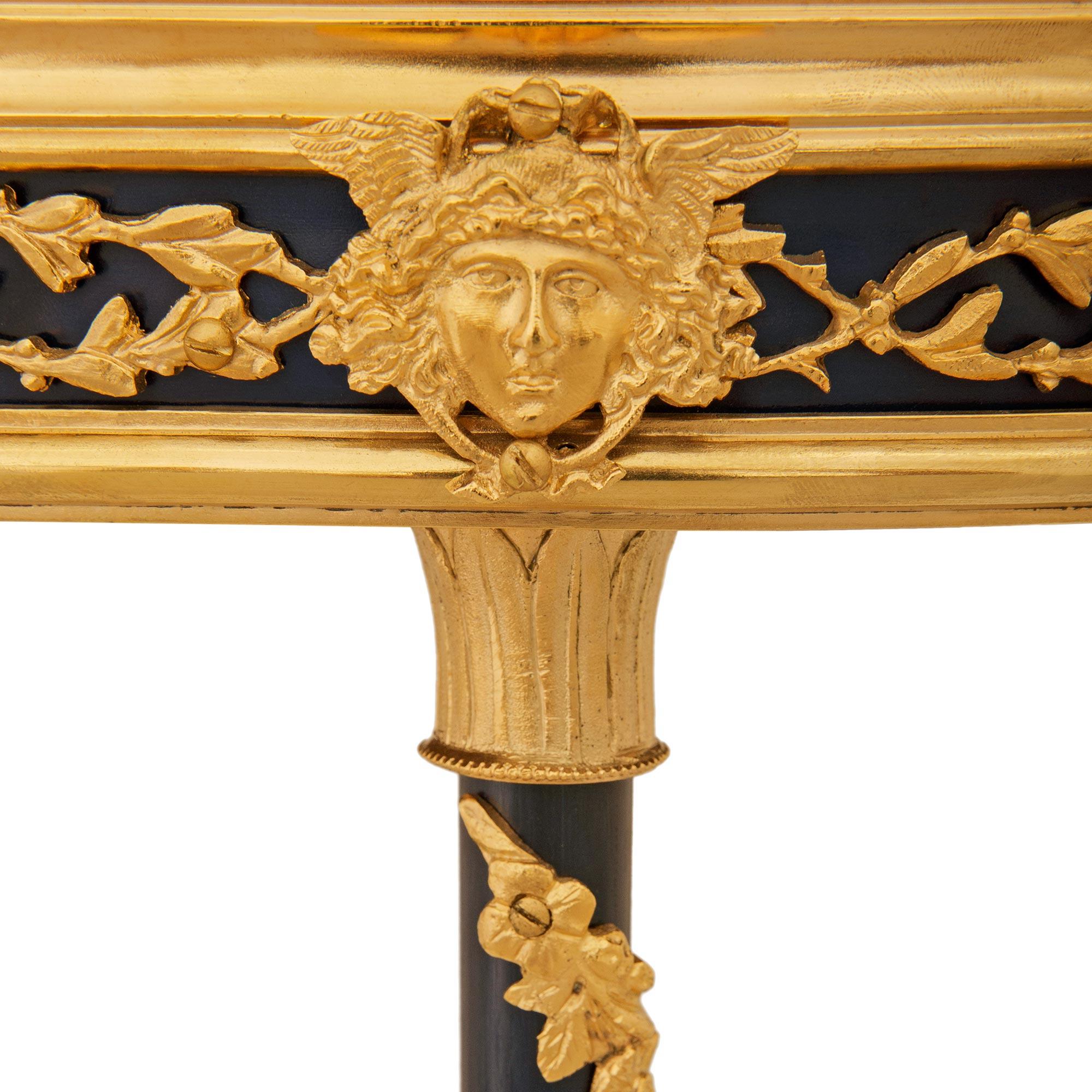XIXe siècle Table d'appoint ovale en bronze, bronze doré et marbre de style Louis XVI du 19ème siècle. en vente