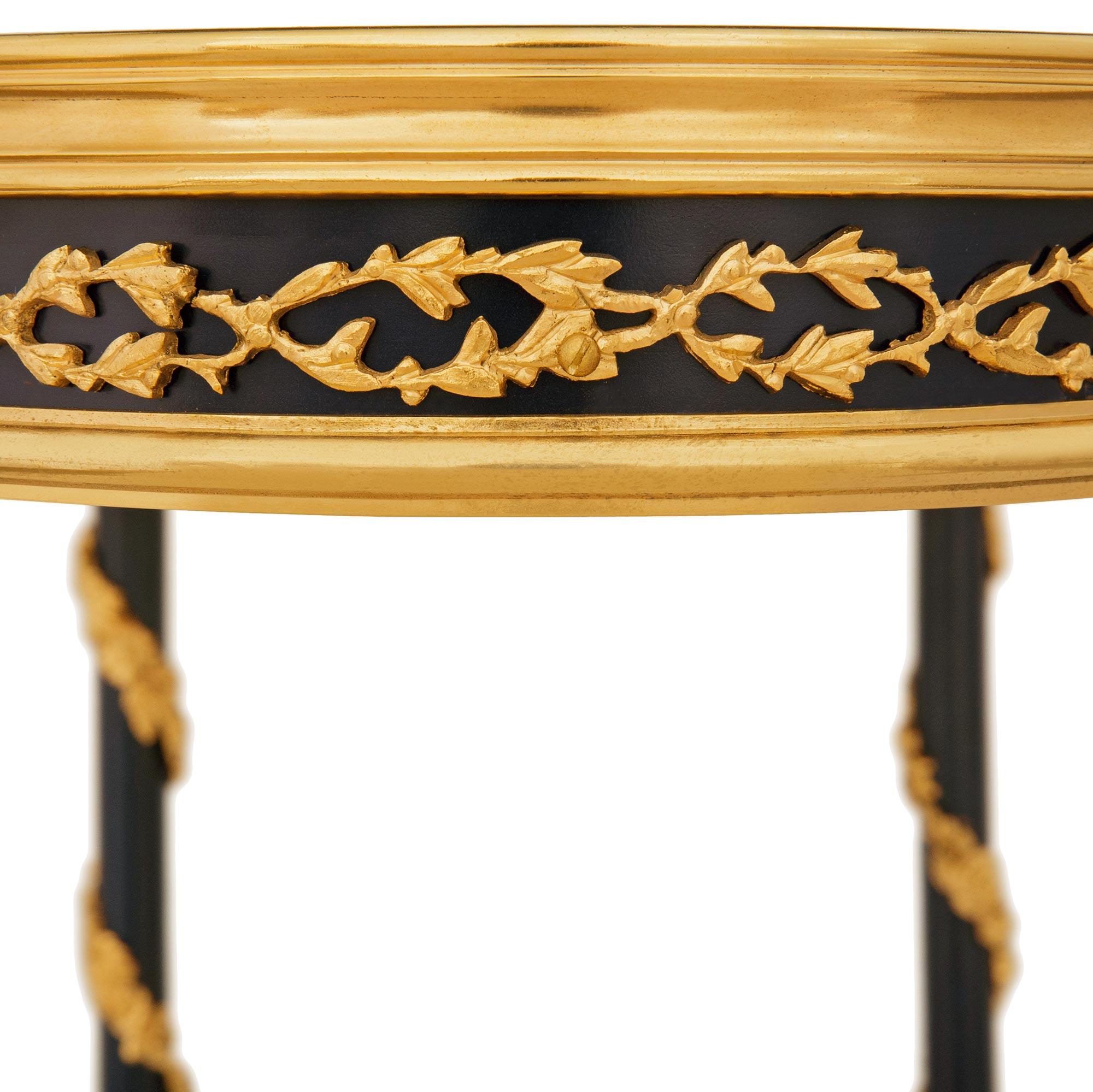 Bronze Table d'appoint ovale en bronze, bronze doré et marbre de style Louis XVI du 19ème siècle. en vente