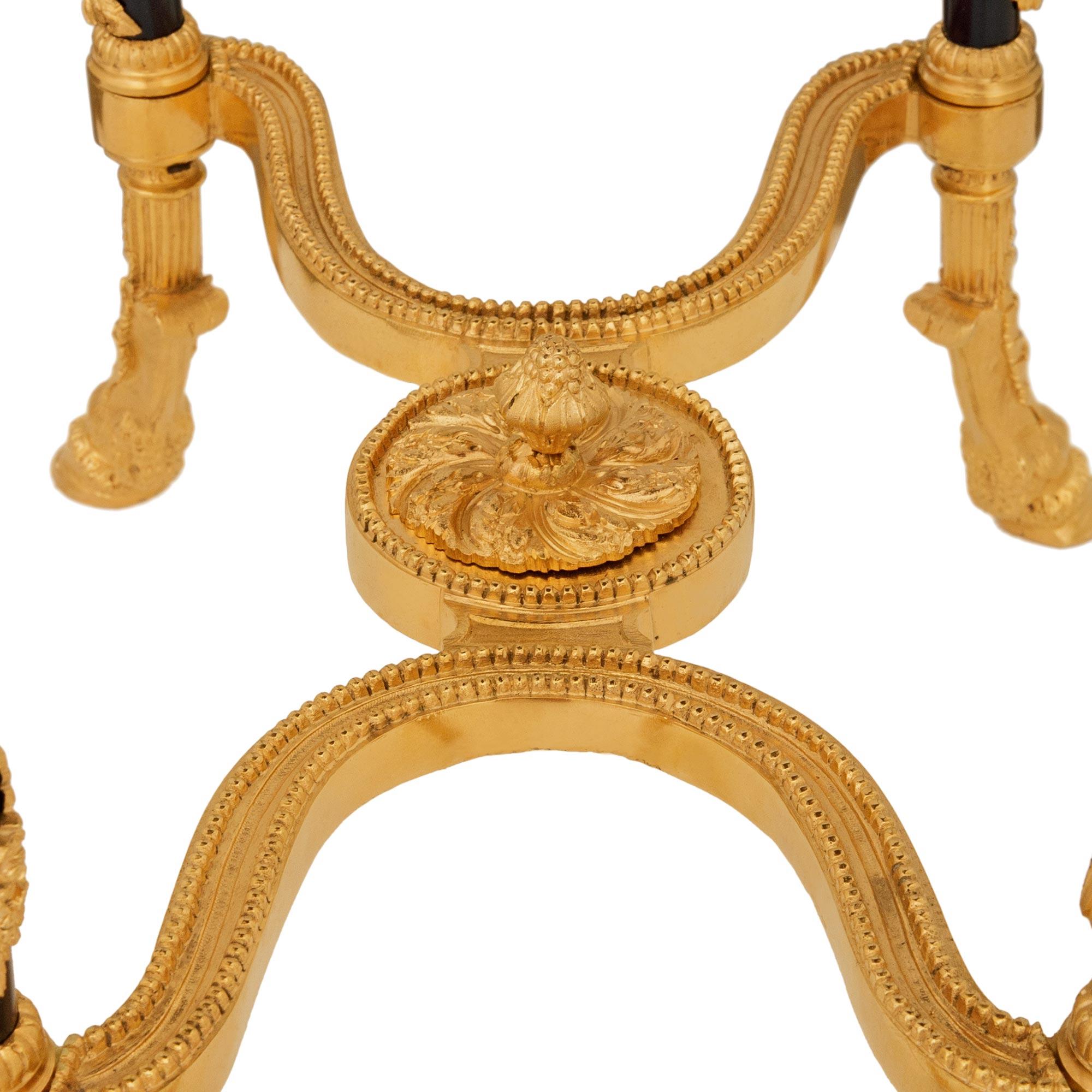 Table d'appoint ovale en bronze, bronze doré et marbre de style Louis XVI du 19ème siècle. en vente 1