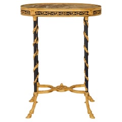 Table d'appoint ovale en bronze, bronze doré et marbre de style Louis XVI du 19ème siècle.