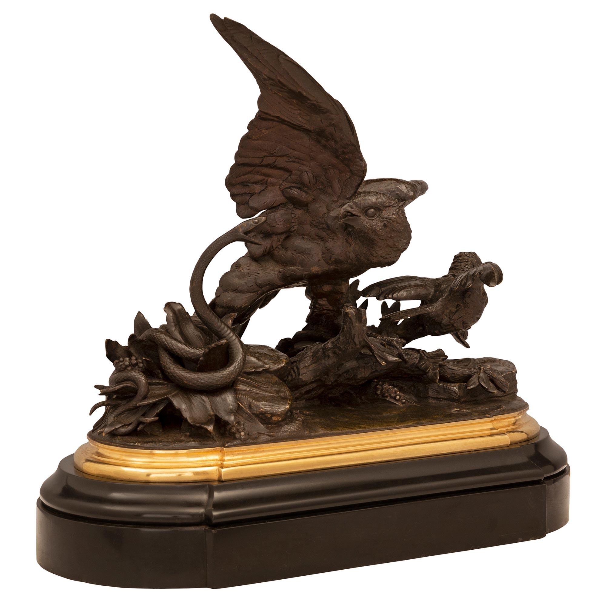 Eine atemberaubende und äußerst hochwertige französische Statue aus dem 19. Jahrhundert aus patinierter Bronze, Ormolu und schwarzem belgischem Marmor. Die Statue steht auf einem Sockel aus schwarzem belgischem Marmor mit abgerundeten Seiten und