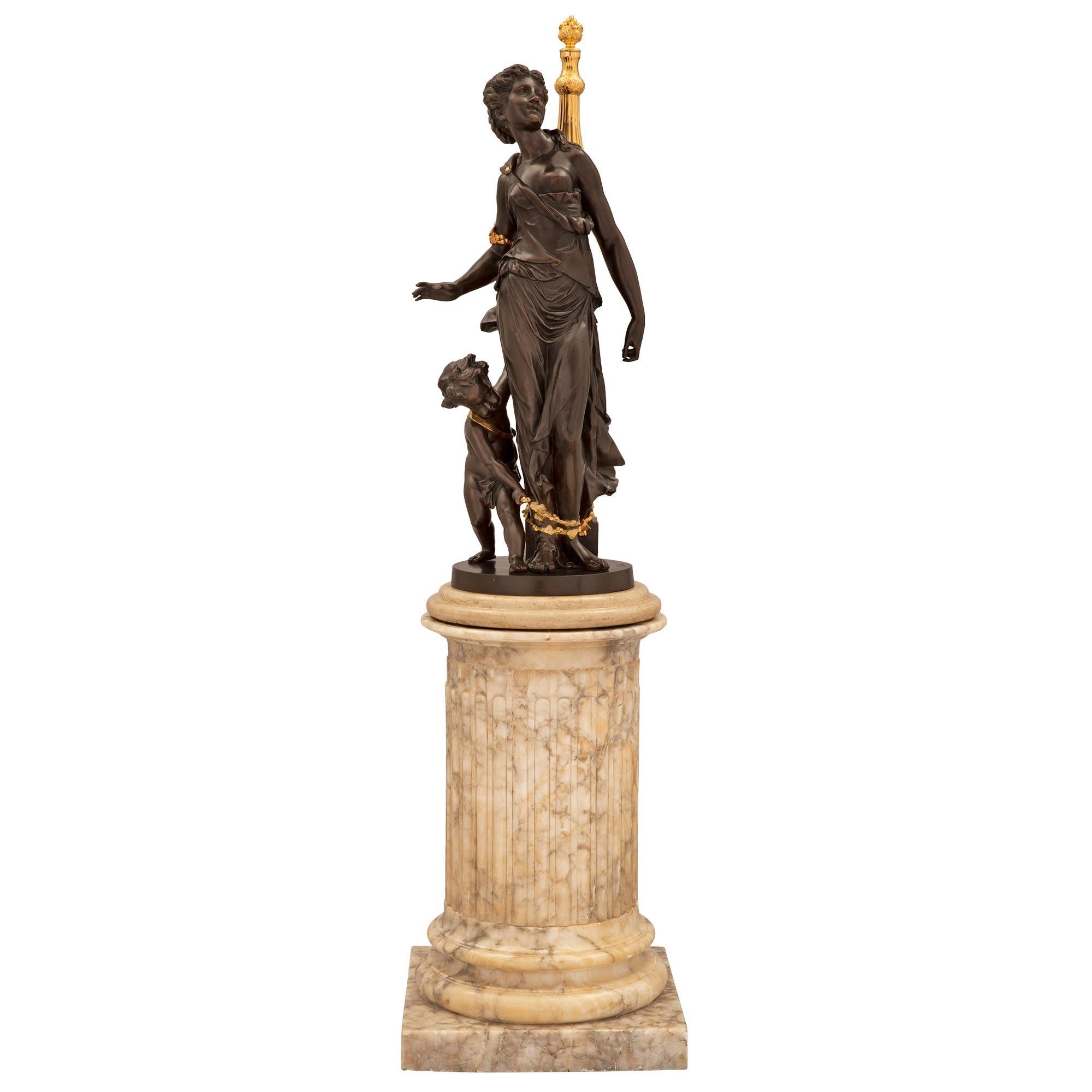 Charmante statue française du 19ème siècle de style Louis XVI en bronze patiné, bronze doré et marbre Notre Dame, signée Clodion. La statue est élevée sur un élégant piédestal en marbre Notre Dame, avec une base carrée et une fine colonne centrale