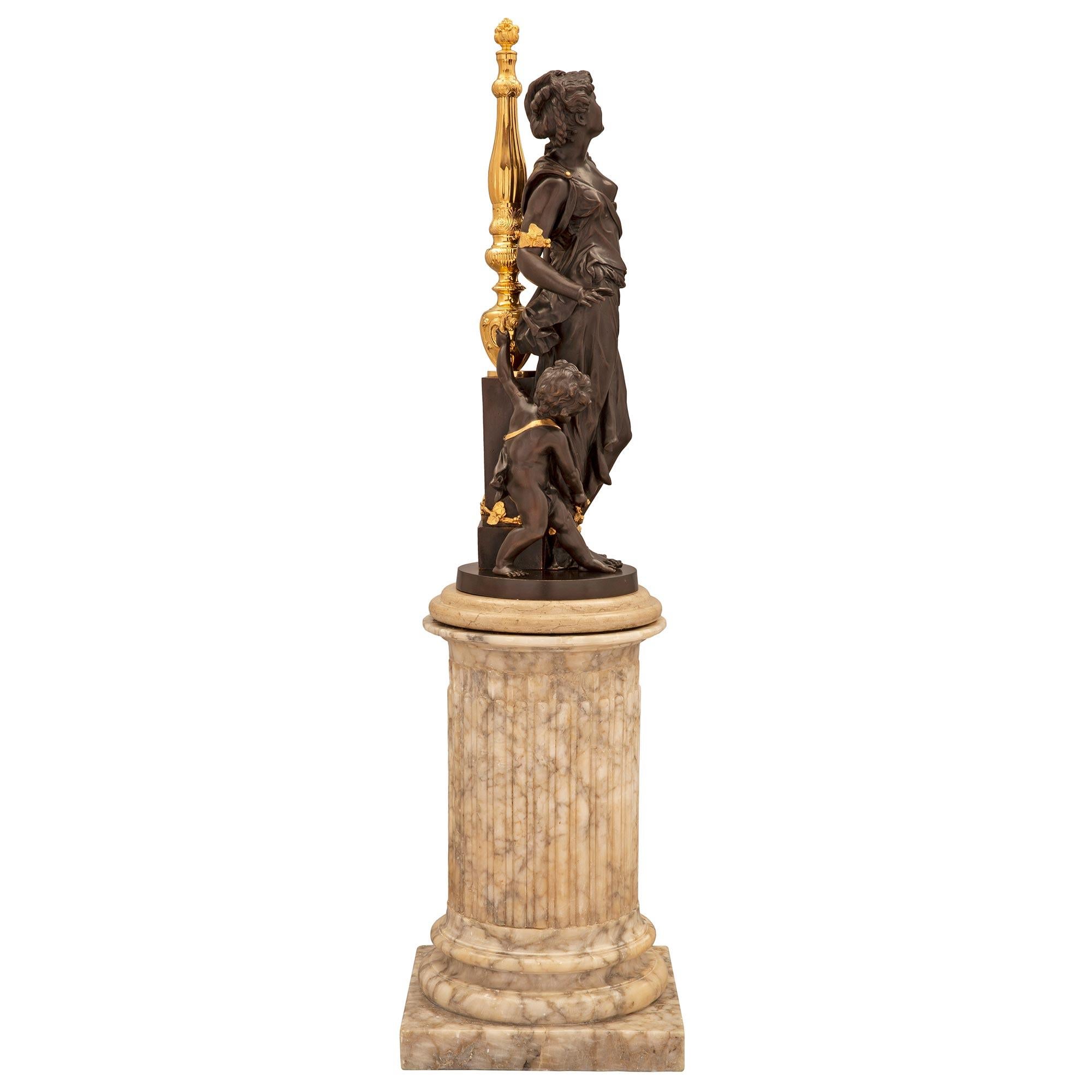 Patiné Statue française du 19ème siècle de style Louis XVI en bronze, bronze doré et marbre en vente