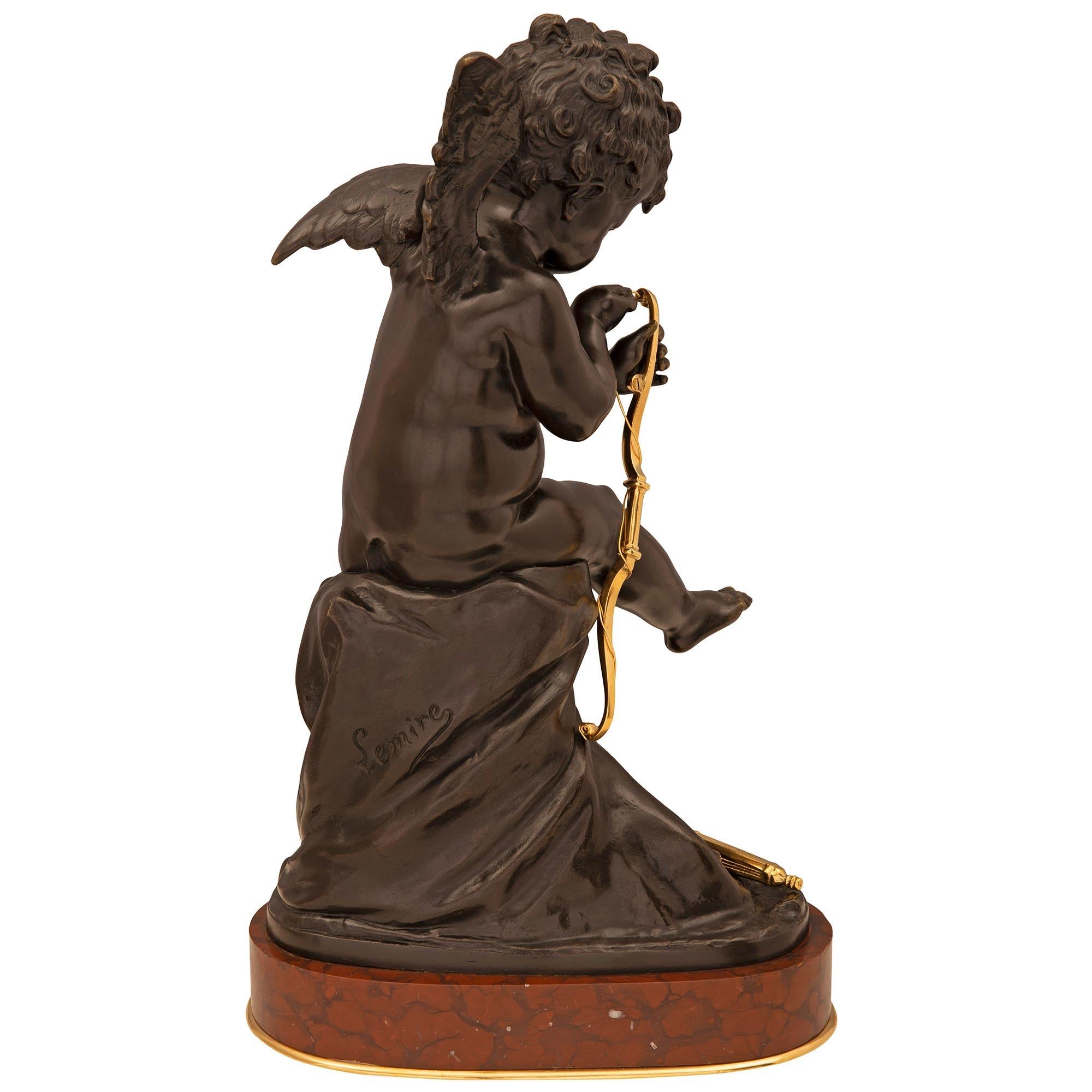 Statue d'un chérubin de style Louis XVI du 19ème siècle en bronze, bronze doré et marbre en vente 3