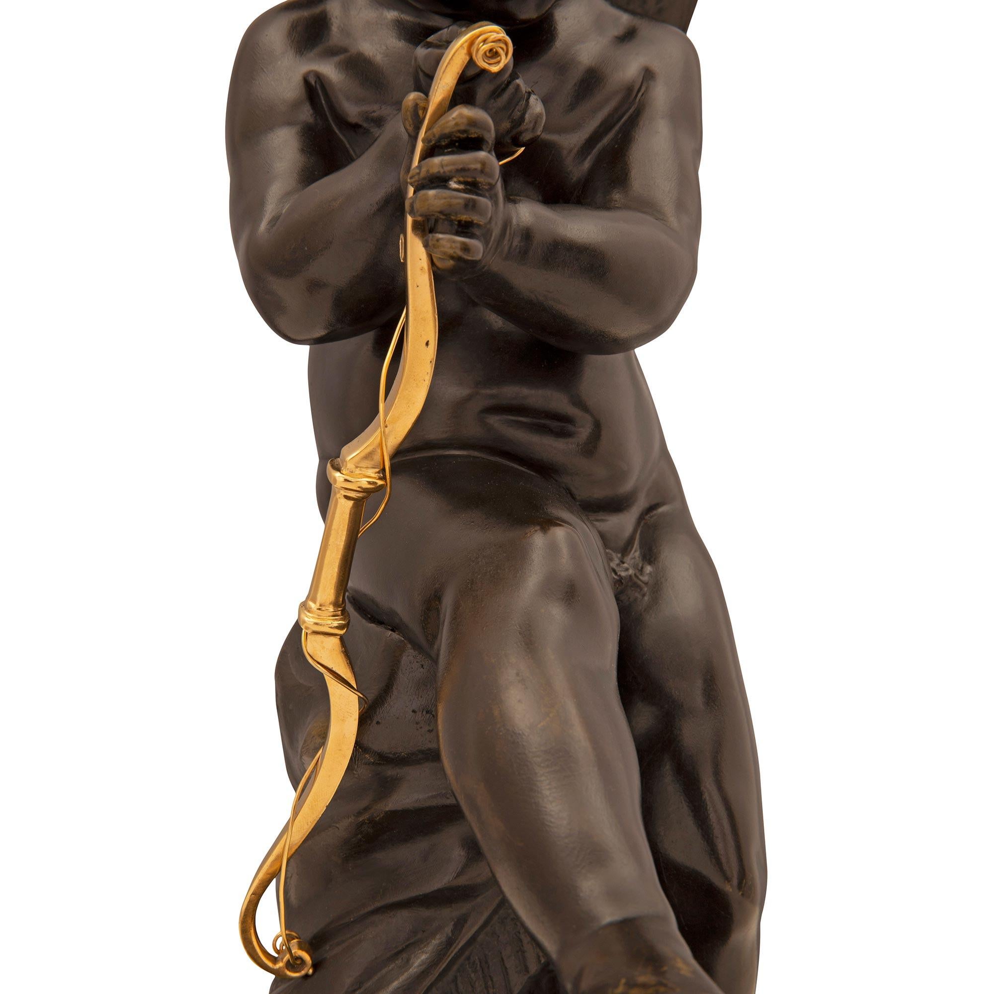 XIXe siècle Statue d'un chérubin de style Louis XVI du 19ème siècle en bronze, bronze doré et marbre en vente
