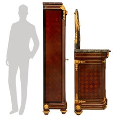 Buffet de style Louis XVI du 19e siècle et vitrines assorties