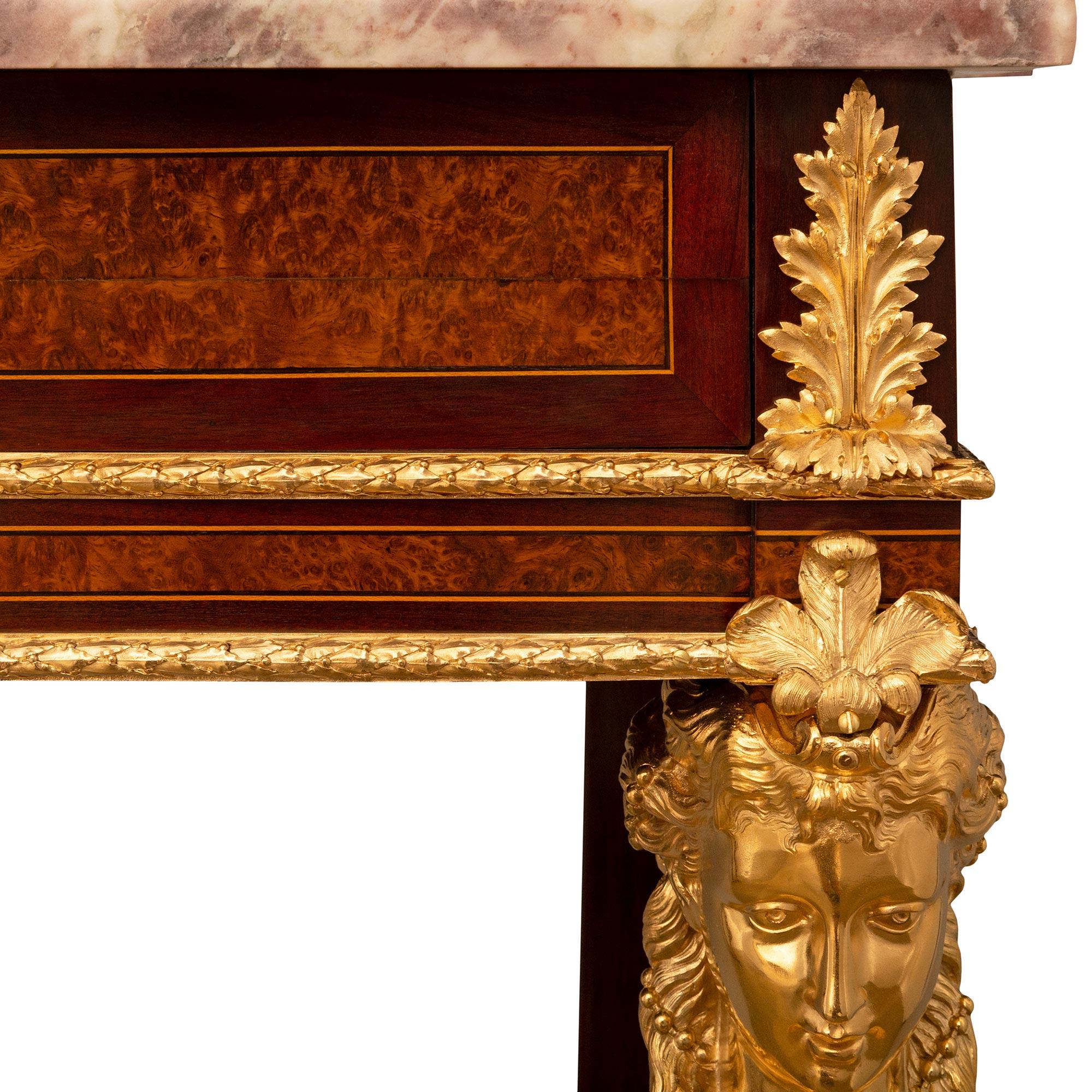 Bronze doré Console Louis XVI du XIXe siècle en bois de ronce, acajou, bronze doré et marbre en vente