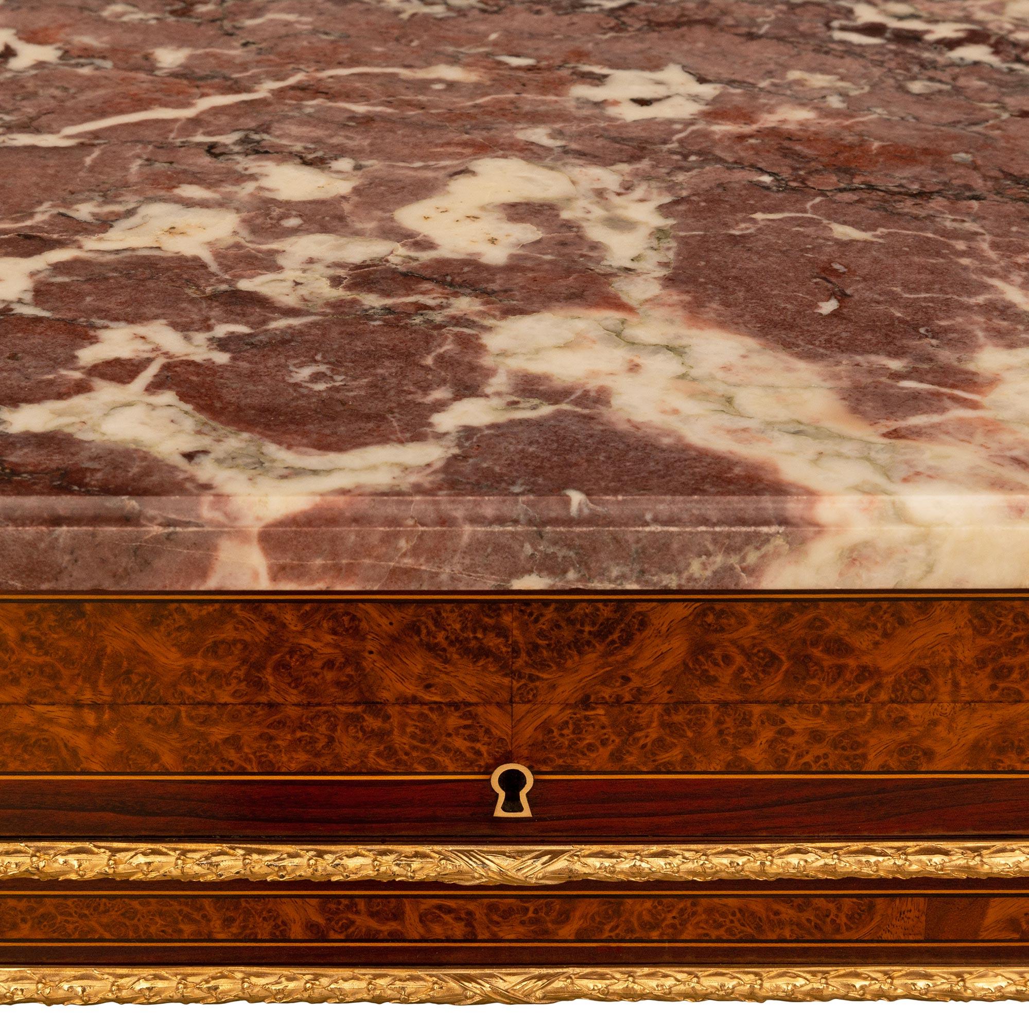 Console Louis XVI du XIXe siècle en bois de ronce, acajou, bronze doré et marbre en vente 1